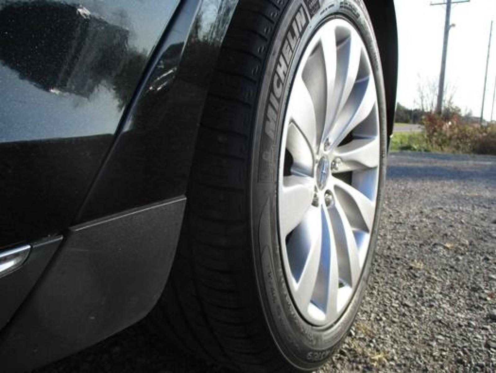 2014 Black /Black Lincoln MKS (1LNHL9EK7EG) with an 3.5L V6 DOHC 24V engine, 6-Speed Automatic transmission, located at 1725 US-68 N, Bellefontaine, OH, 43311, (937) 592-5466, 40.387783, -83.752388 - Photo #28