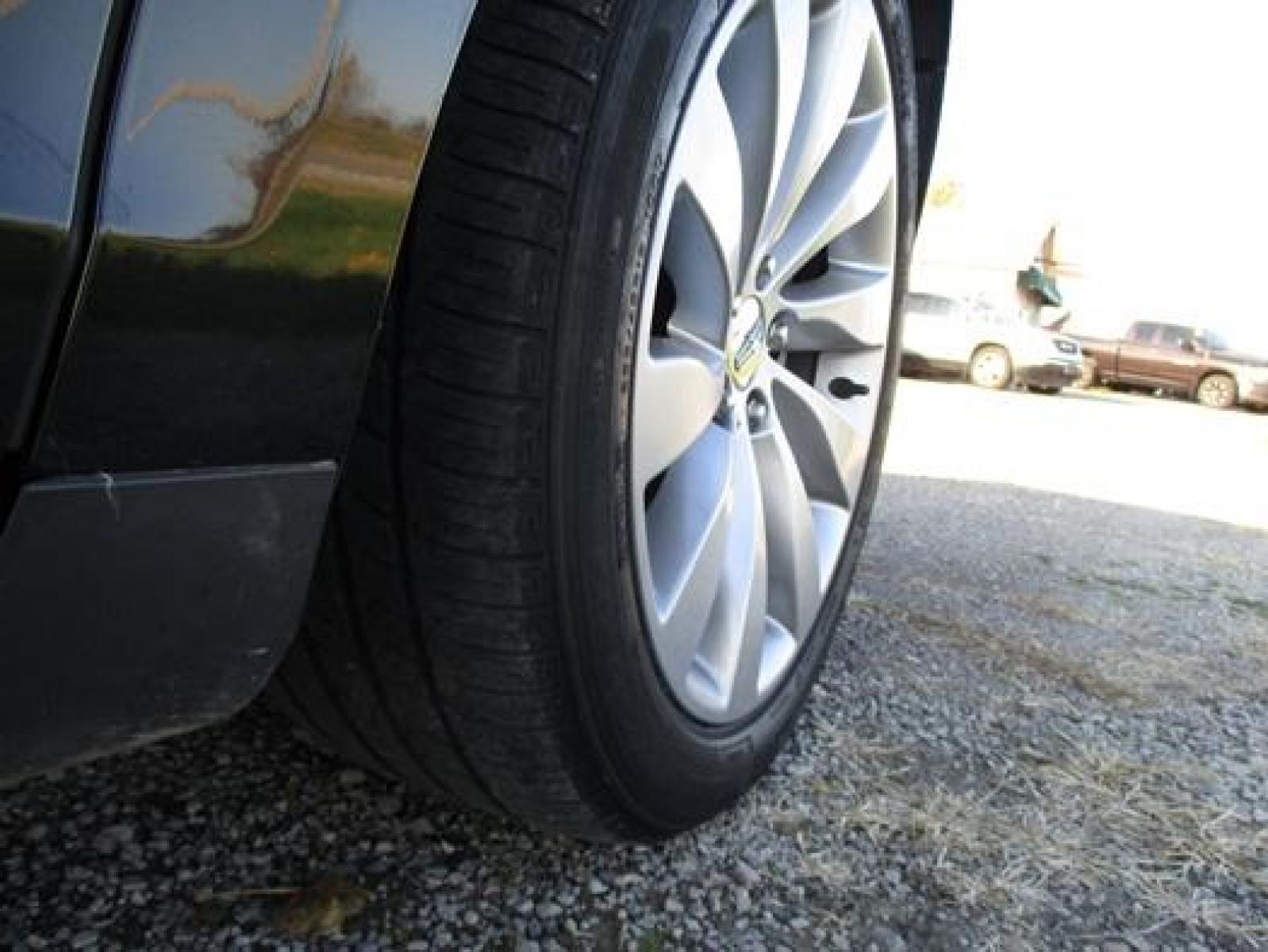 2014 Black /Black Lincoln MKS (1LNHL9EK7EG) with an 3.5L V6 DOHC 24V engine, 6-Speed Automatic transmission, located at 1725 US-68 N, Bellefontaine, OH, 43311, (937) 592-5466, 40.387783, -83.752388 - Photo #29