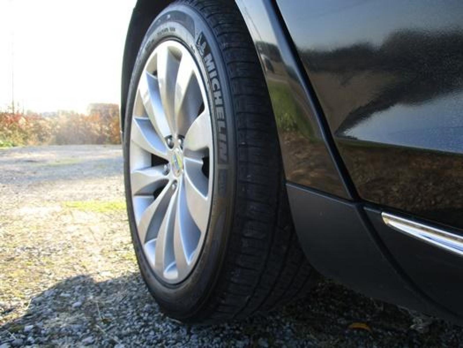 2014 Black /Black Lincoln MKS (1LNHL9EK7EG) with an 3.5L V6 DOHC 24V engine, 6-Speed Automatic transmission, located at 1725 US-68 N, Bellefontaine, OH, 43311, (937) 592-5466, 40.387783, -83.752388 - Photo #30