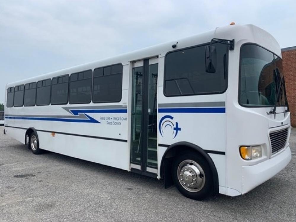 2006 White Freightliner Bus with an Diesel engine, Auto transmission, located at 1725 US-68 N, Bellefontaine, OH, 43311, (937) 592-5466, 40.387783, -83.752388 - Photo #0