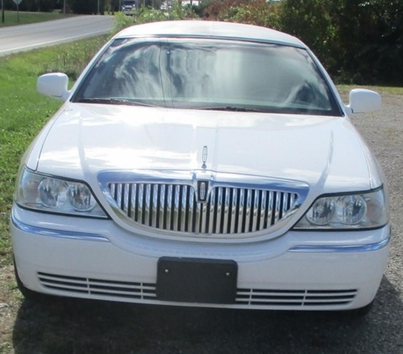 2006 White /Tan Lincoln Town Car Executive Limo (1L1FM88W66Y) with an 4.6L V8 SOHC 16V engine, 4-Speed Automatic transmission, located at 1725 US-68 N, Bellefontaine, OH, 43311, (937) 592-5466, 40.387783, -83.752388 - 2006 LINCOLN 70” STRETCH/TIFFANY, White/Tan, Elec Divider, Twin Bars w/glassware, AM/FM/CD/DVD/MP3, Flat Screen, Mirrored ceiling, New Tires, "Low Miles". - Photo #2