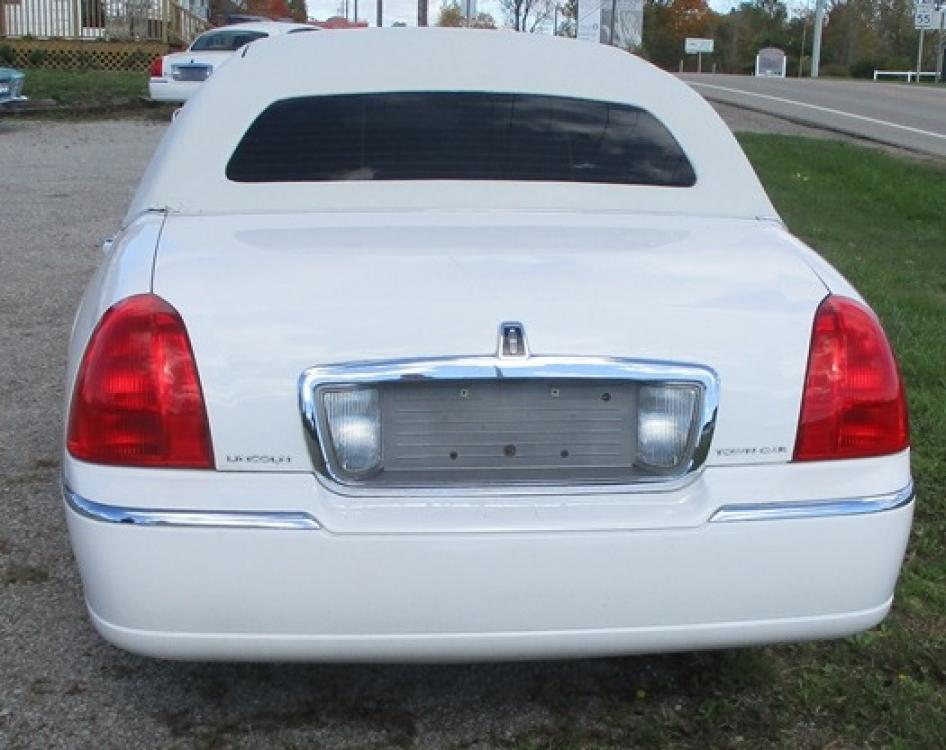 2006 White /Tan Lincoln Town Car Executive Limo (1L1FM88W66Y) with an 4.6L V8 SOHC 16V engine, 4-Speed Automatic transmission, located at 1725 US-68 N, Bellefontaine, OH, 43311, (937) 592-5466, 40.387783, -83.752388 - 2006 LINCOLN 70” STRETCH/TIFFANY, White/Tan, Elec Divider, Twin Bars w/glassware, AM/FM/CD/DVD/MP3, Flat Screen, Mirrored ceiling, New Tires, 