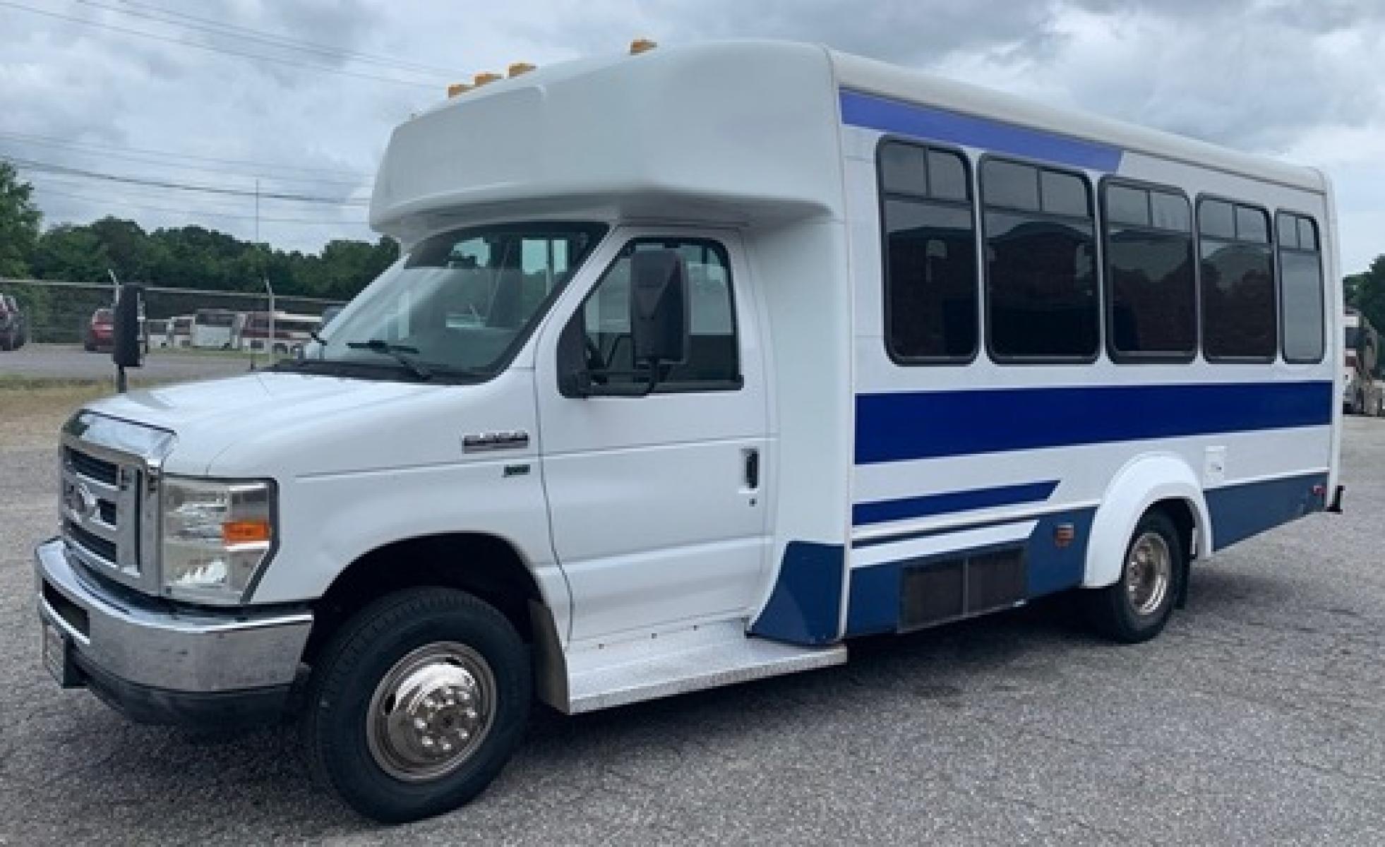2009 White Ford E350 with an V8 engine, Auto transmission, 0.000000, 0.000000 - 2009 Ford E-350 Elkhart Conversion,- 5.4L V8 Gas Engine - Automatic Trans - Electric Entrance Door - 14 Passengers & Driver - 12 + 1 Wheelchair - High Back Seats - Retractable Seat Belts - Stainless Wheel Simulators - Front and Rear A/C - Handicap Lift - Photo #5