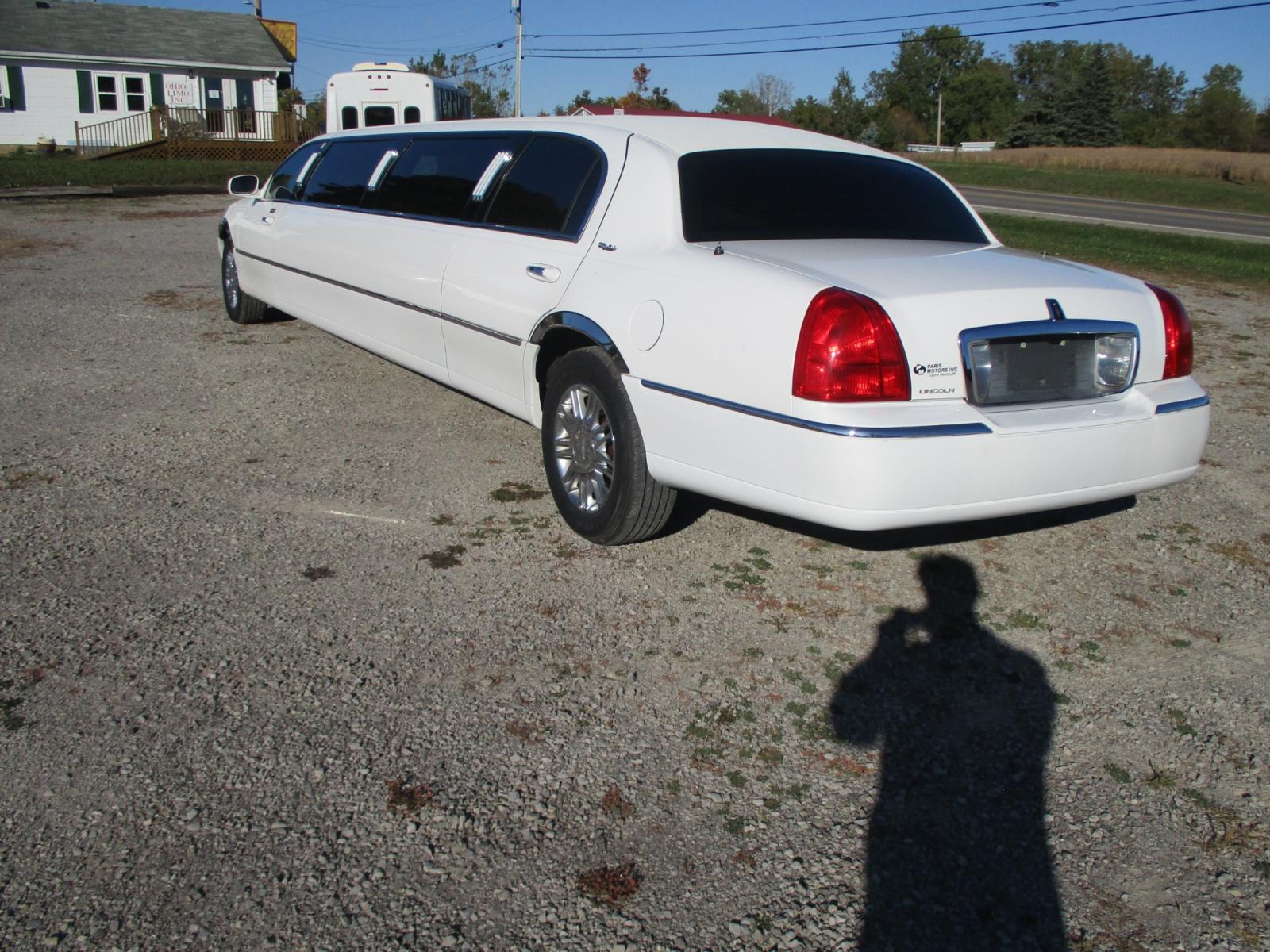 2003 White /Black Lincoln Town Car Limousine (1L1FM81W33Y) with an 4.6L V8 SOHC 16V engine, 4-Speed Automatic Overdrive transmission, located at 1725 US-68 N, Bellefontaine, OH, 43311, (937) 592-5466, 40.387783, -83.752388 - Photo #1