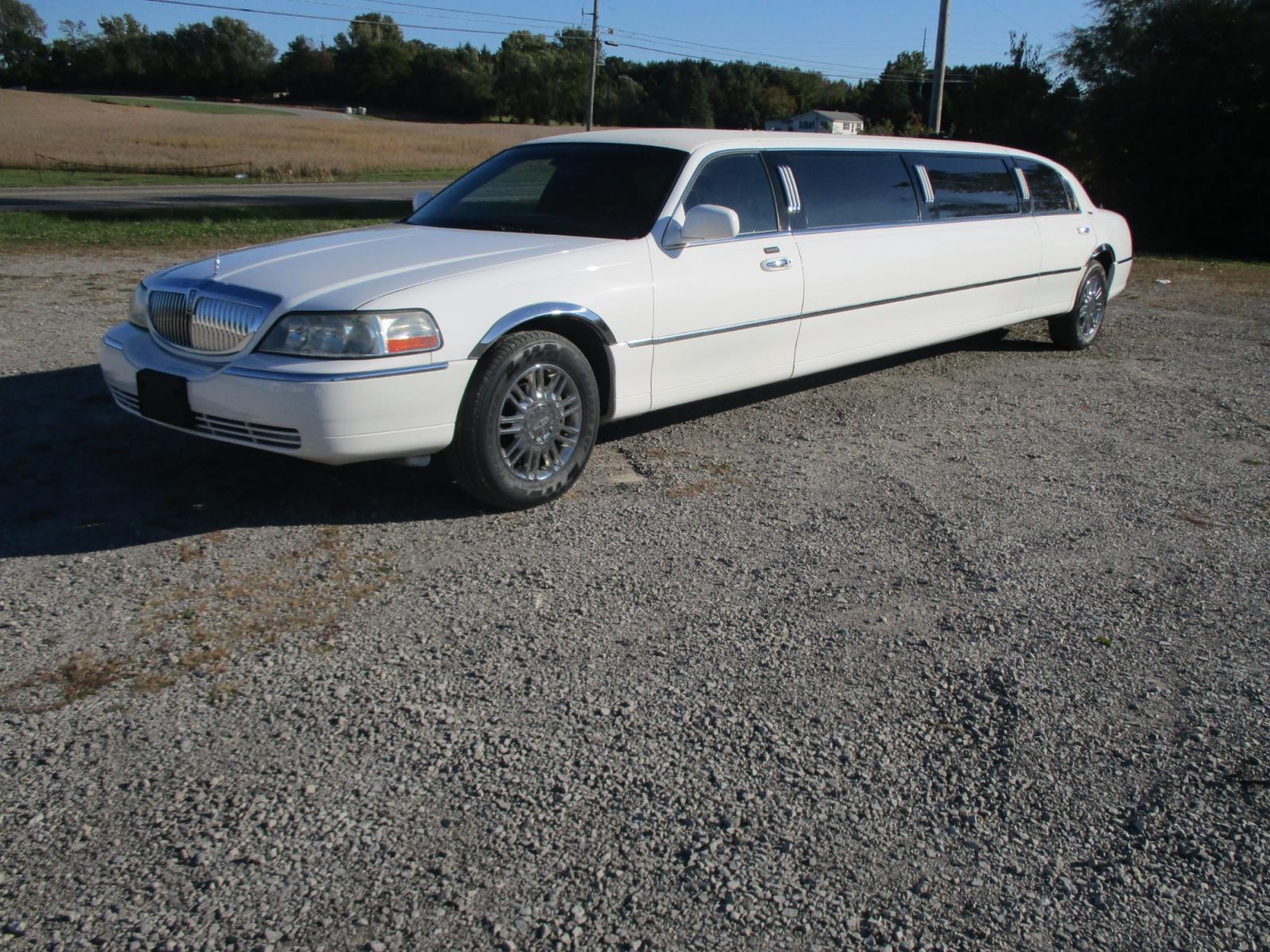 2003 White /Black Lincoln Town Car Limousine (1L1FM81W33Y) with an 4.6L V8 SOHC 16V engine, 4-Speed Automatic Overdrive transmission, located at 1725 US-68 N, Bellefontaine, OH, 43311, (937) 592-5466, 40.387783, -83.752388 - 2003 LINCOLN 120” “5dr” SUPER STRETCH/DA BRYAN, White/Black Lth. J Seat Int., AM/FM/CD/DVD/TV’S, Deluxe Wood Bar w/Champ/Ice Buckets & glassware, Front/Rear AC/Heat, Electric divider, Mood Lights, Chrome wheels w/new Tires. - Photo #2