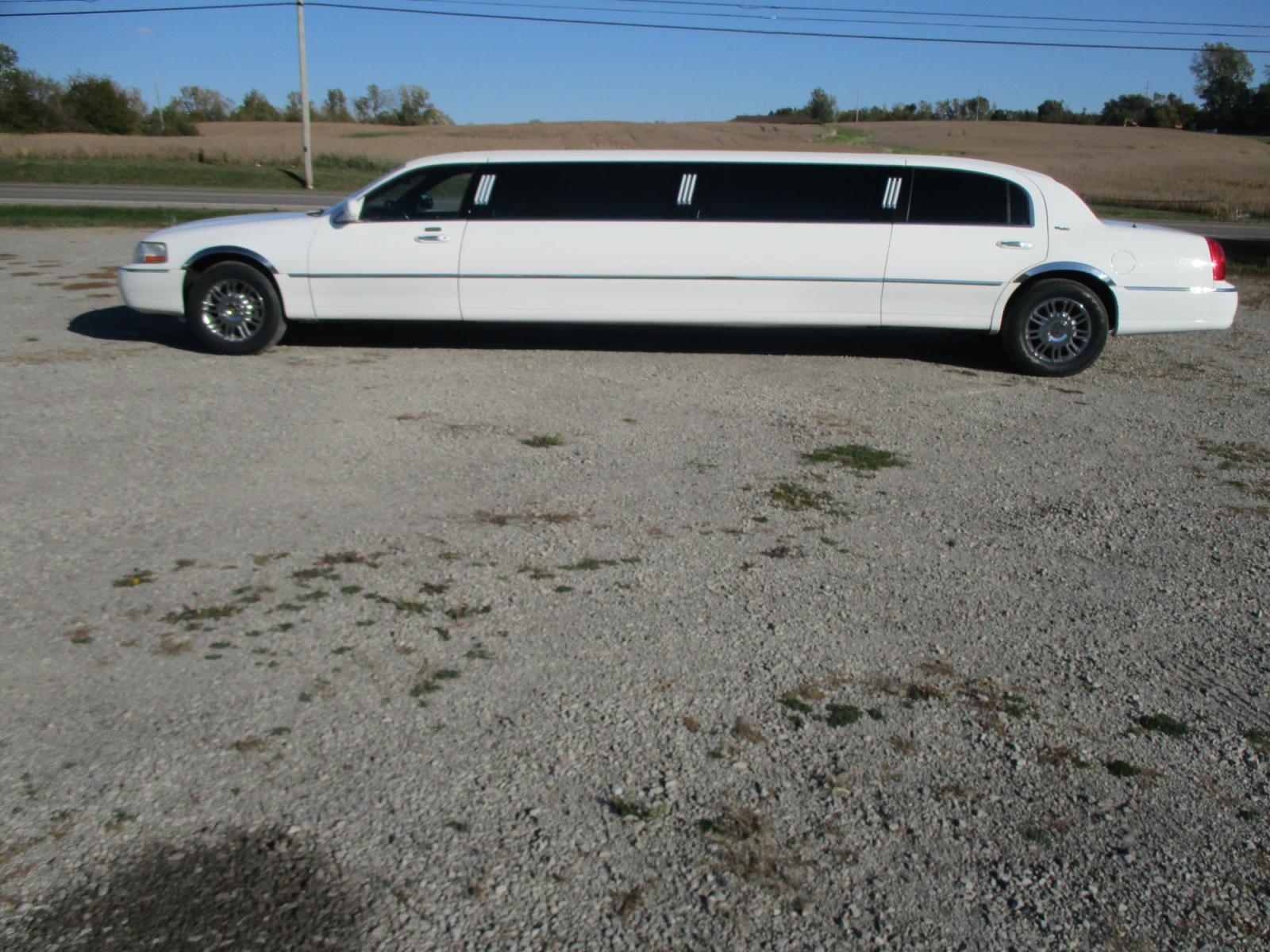 2003 White /Black Lincoln Town Car Limousine (1L1FM81W33Y) with an 4.6L V8 SOHC 16V engine, 4-Speed Automatic Overdrive transmission, located at 1725 US-68 N, Bellefontaine, OH, 43311, (937) 592-5466, 40.387783, -83.752388 - 2003 LINCOLN 120” “5dr” SUPER STRETCH/DA BRYAN, White/Black Lth. J Seat Int., AM/FM/CD/DVD/TV’S, Deluxe Wood Bar w/Champ/Ice Buckets & glassware, Front/Rear AC/Heat, Electric divider, Mood Lights, Chrome wheels w/new Tires. - Photo #5