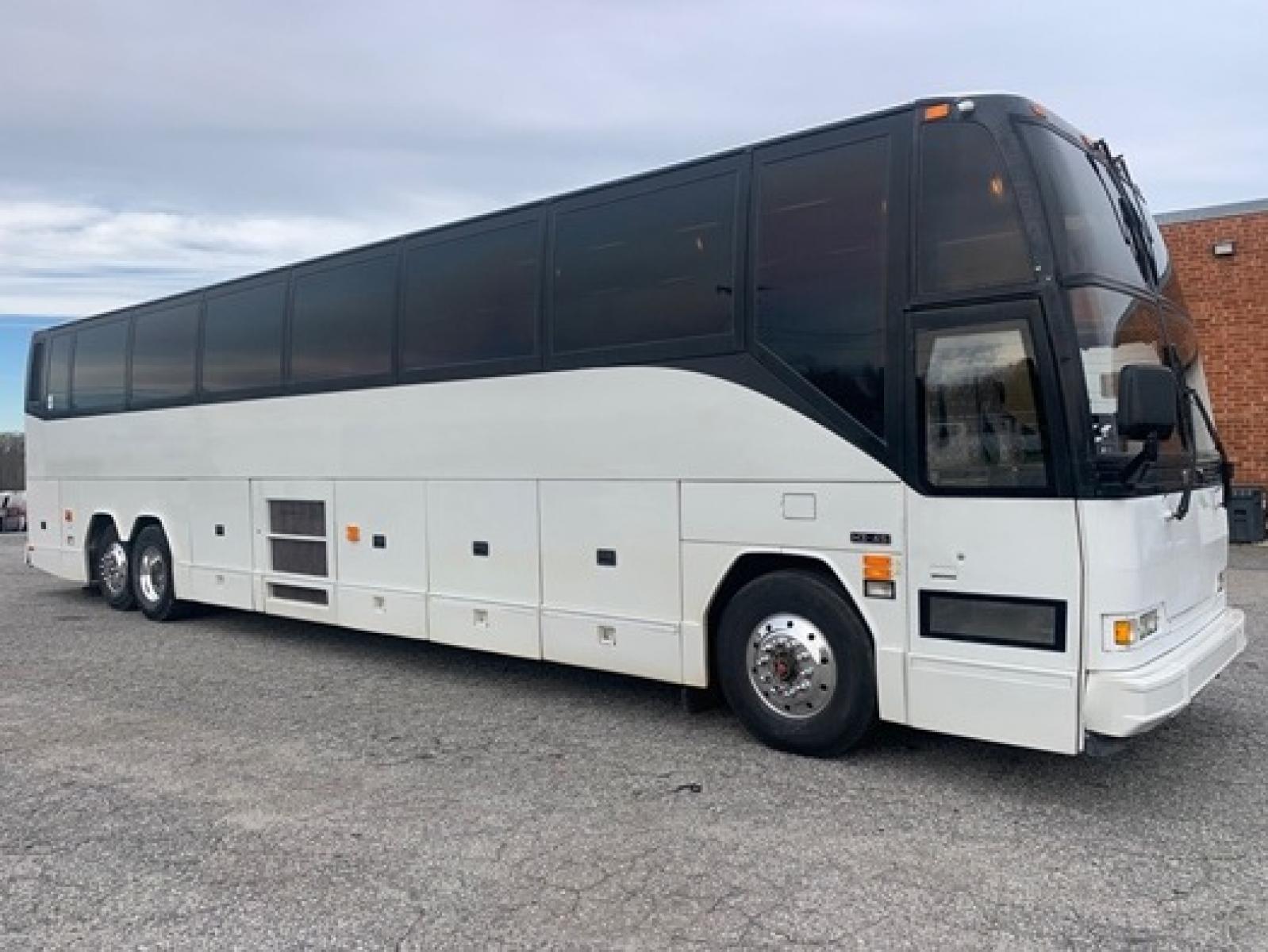 1995 White Prevost HS-45 with an Diesel engine, Allison transmission, 0.000000, 0.000000 - 1995 PREVOST HS-45 - Series 60 Detroit Diesel - Allison Automatic Transmission - 45' - Alloy Wheels - 56 Passengers - Enclosed Parcel Racks - 3 Flat Screens and DVD - Restroom - One Owner - Southern Coach Approx 1.1mil recent motor trans change. - Photo #0