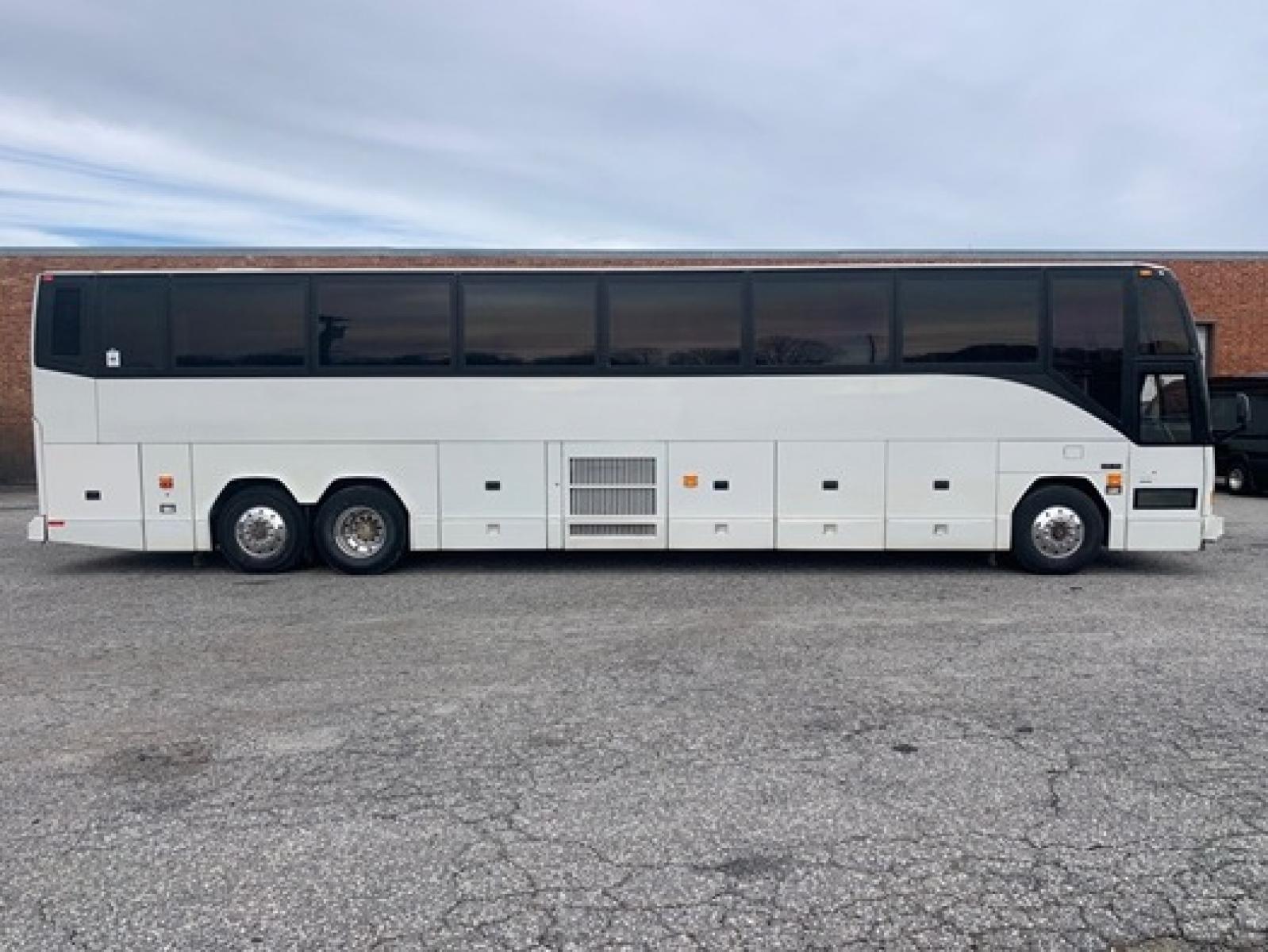 1995 White Prevost HS-45 with an Diesel engine, Allison transmission, 0.000000, 0.000000 - 1995 PREVOST HS-45 - Series 60 Detroit Diesel - Allison Automatic Transmission - 45' - Alloy Wheels - 56 Passengers - Enclosed Parcel Racks - 3 Flat Screens and DVD - Restroom - One Owner - Southern Coach Approx 1.1mil recent motor trans change. - Photo #1