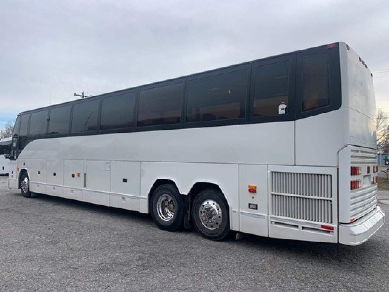 1995 White Prevost HS-45 with an Diesel engine, Allison transmission, 0.000000, 0.000000 - 1995 PREVOST HS-45 - Series 60 Detroit Diesel - Allison Automatic Transmission - 45' - Alloy Wheels - 56 Passengers - Enclosed Parcel Racks - 3 Flat Screens and DVD - Restroom - One Owner - Southern Coach Approx 1.1mil recent motor trans change. - Photo #3