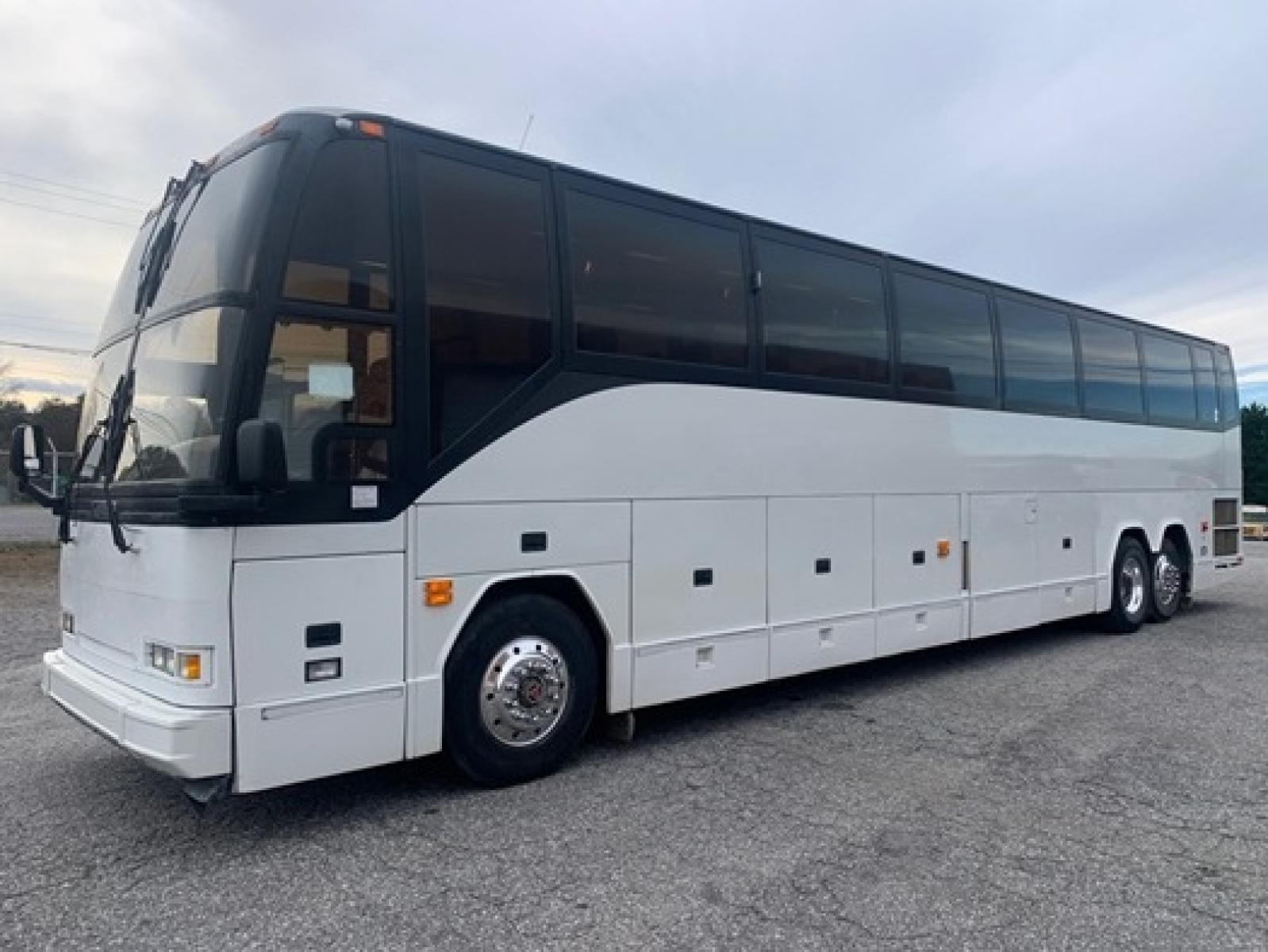 1995 White Prevost HS-45 with an Diesel engine, Allison transmission, 0.000000, 0.000000 - 1995 PREVOST HS-45 - Series 60 Detroit Diesel - Allison Automatic Transmission - 45' - Alloy Wheels - 56 Passengers - Enclosed Parcel Racks - 3 Flat Screens and DVD - Restroom - One Owner - Southern Coach Approx 1.1mil recent motor trans change. - Photo #4