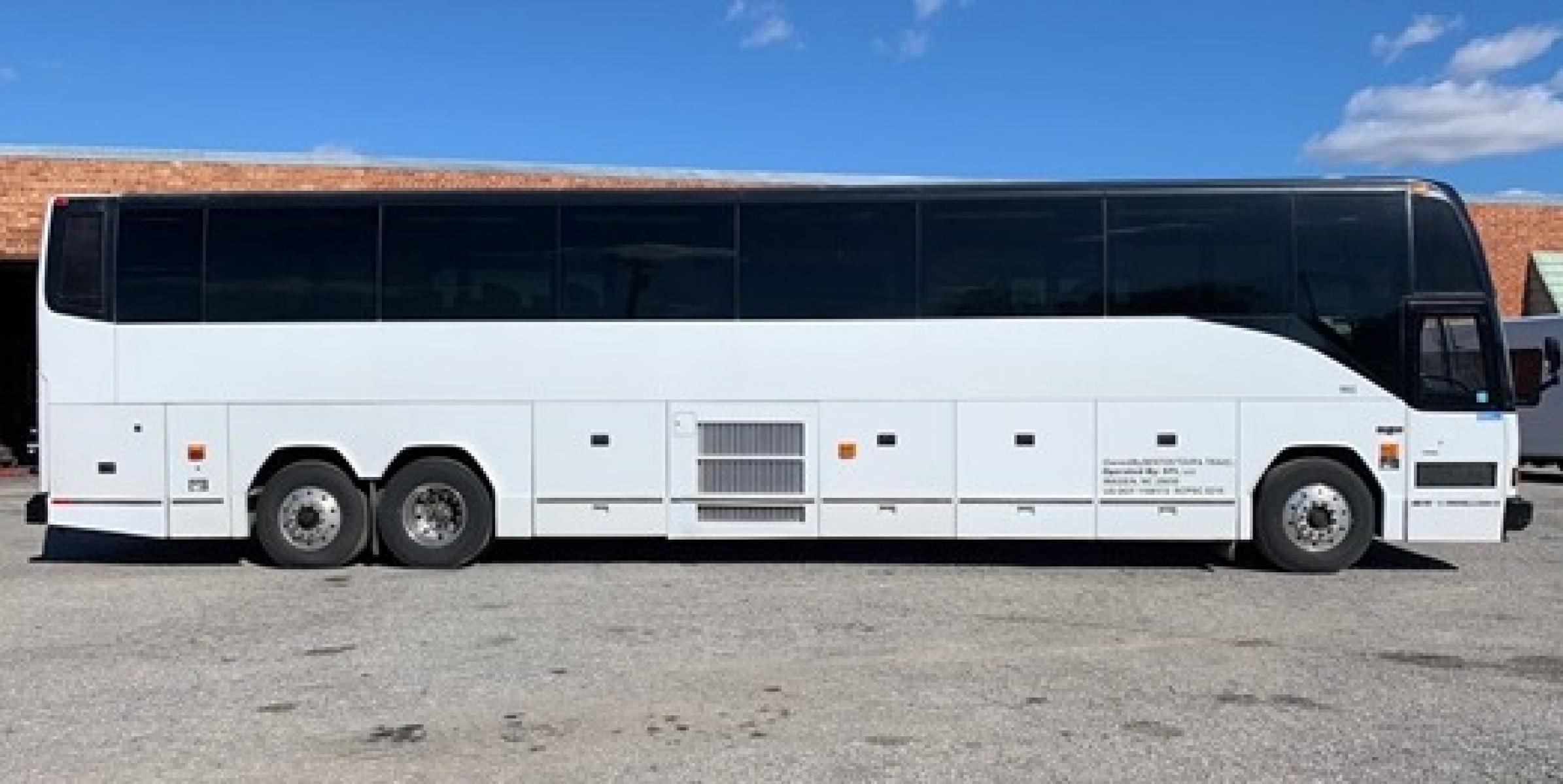 2001 White /Multi Prevost HS-45 with an Detroit Diesel Series 60 engine, Allison transmission, 0.000000, 0.000000 - Photo #1