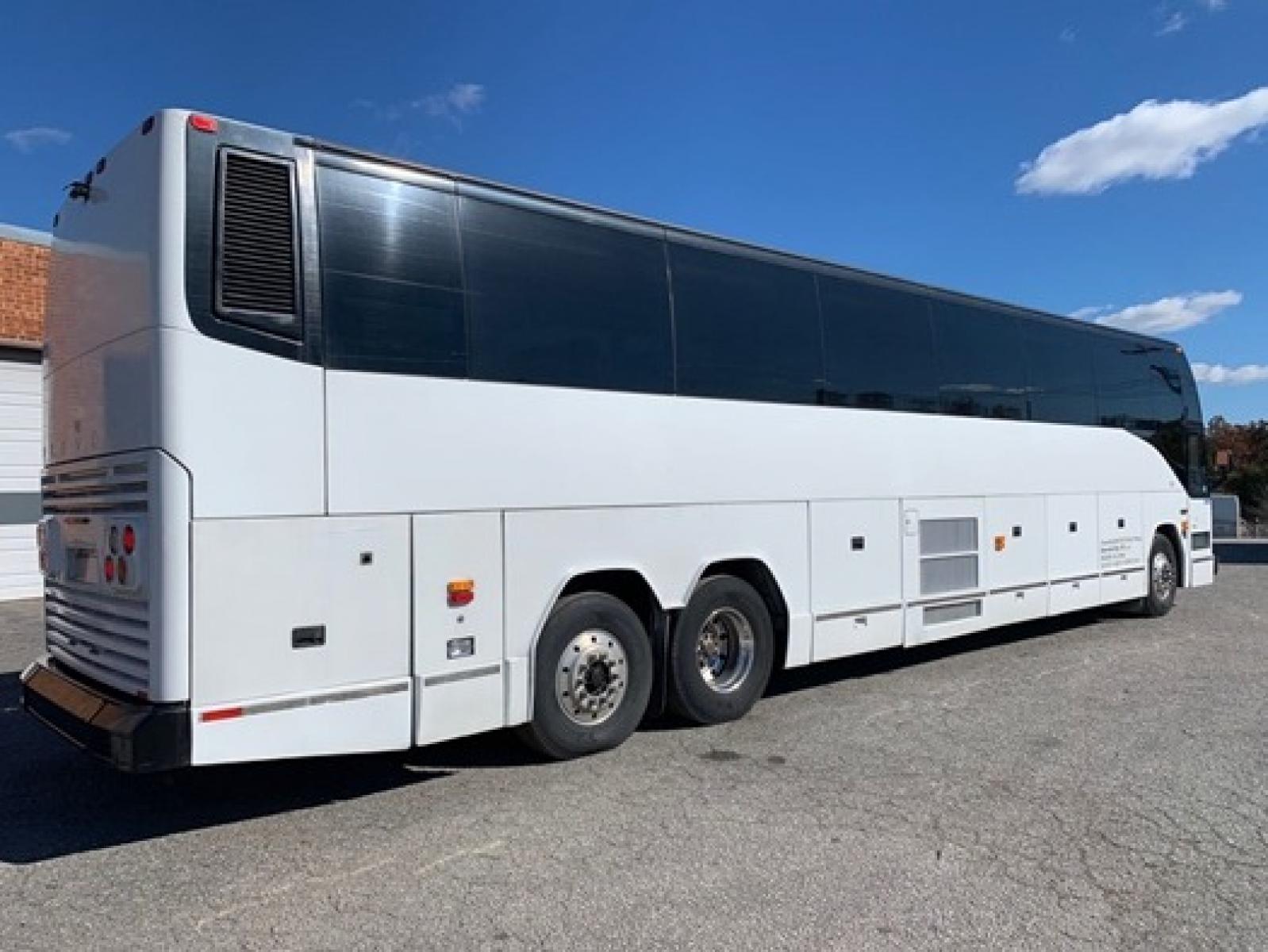 2001 White /Multi Prevost HS-45 with an Detroit Diesel Series 60 engine, Allison transmission, 0.000000, 0.000000 - Photo #2