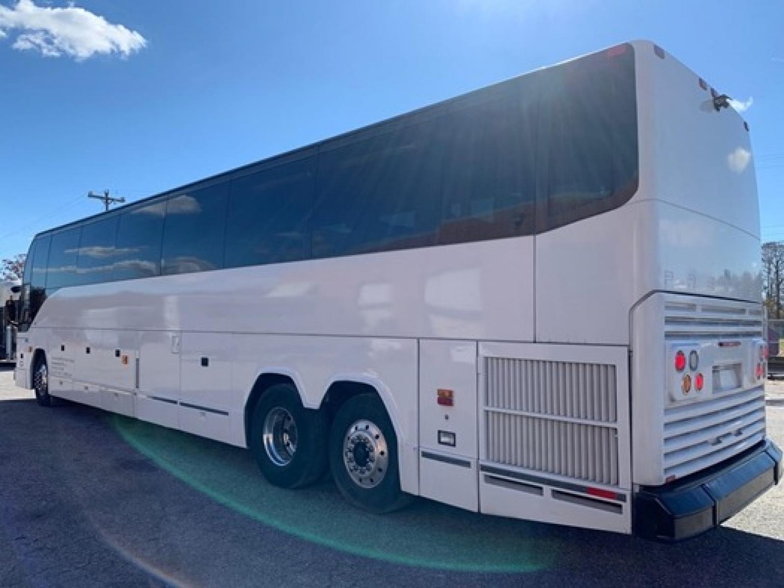 2001 White /Multi Prevost HS-45 with an Detroit Diesel Series 60 engine, Allison transmission, 0.000000, 0.000000 - Photo #3