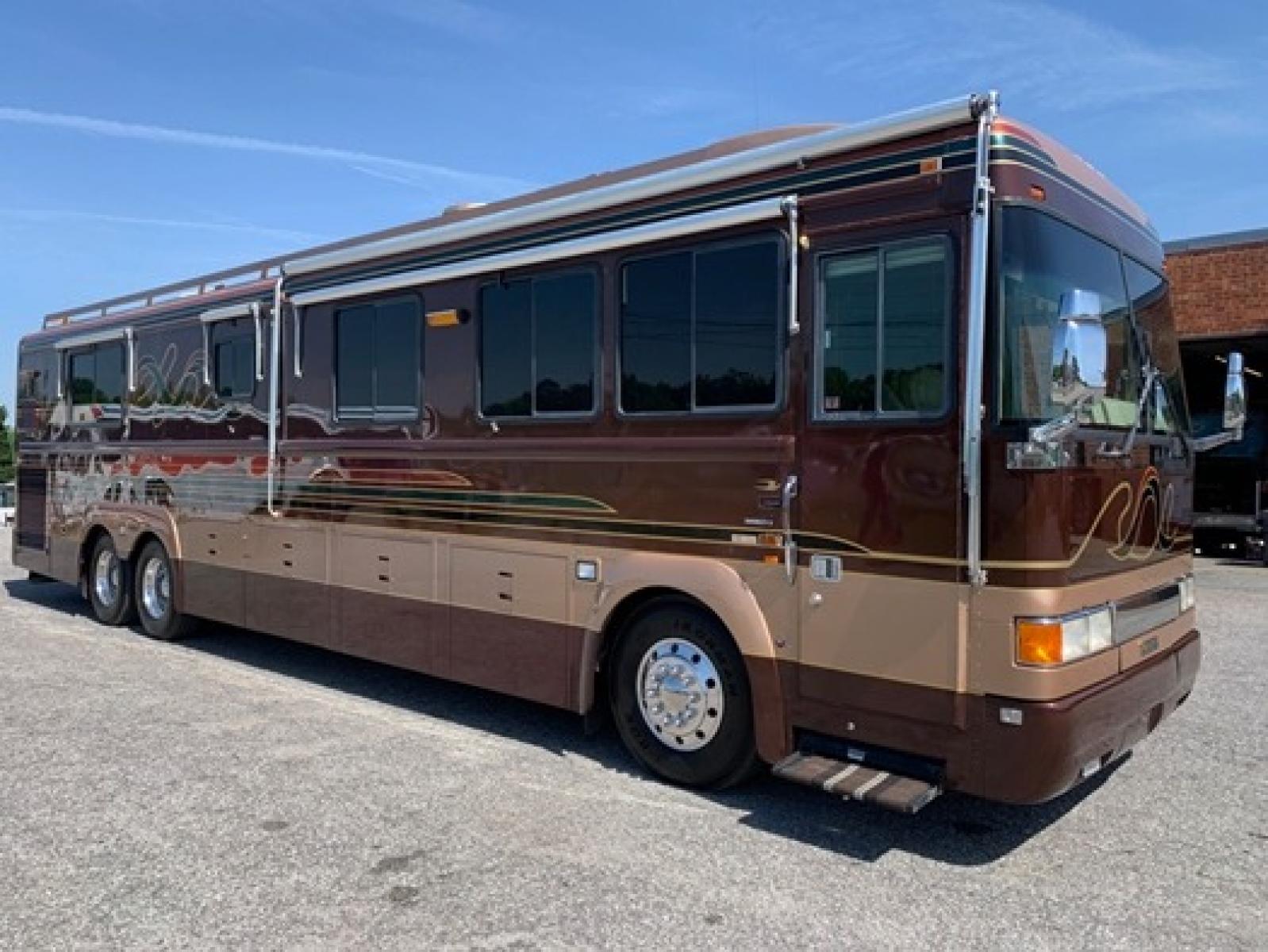 1996 Bluebird 42IX with an Detroit Diesel engine, Allison transmission, 0.000000, 0.000000 - 1996 BLUEBIRD WONDERLODGE 42IX - Series 60 Detroit Diesel Engine - Allison Automatic Transmission - Aluminum Wheels – New Tires 09-2022 - 20 KW Power Tech Generator - 3 Roof A/C's – Awning - 42' Long - Front Lounge – Kitchen - Restroom with Shower - Rear Bedroom - New Airbags 01-2023- - Photo #0