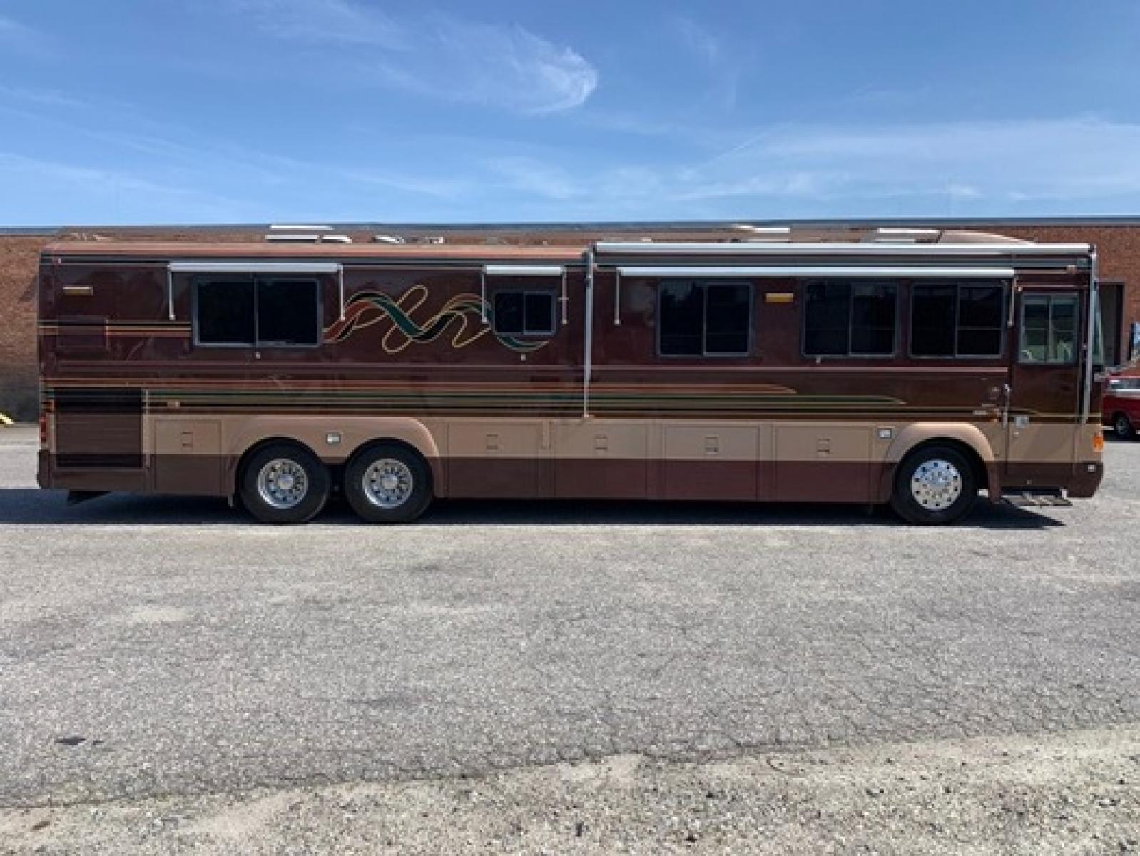 1996 Bluebird 42IX with an Detroit Diesel engine, Allison transmission, 0.000000, 0.000000 - 1996 BLUEBIRD WONDERLODGE 42IX - Series 60 Detroit Diesel Engine - Allison Automatic Transmission - Aluminum Wheels – New Tires 09-2022 - 20 KW Power Tech Generator - 3 Roof A/C's – Awning - 42' Long - Front Lounge – Kitchen - Restroom with Shower - Rear Bedroom - New Airbags 01-2023- - Photo #1