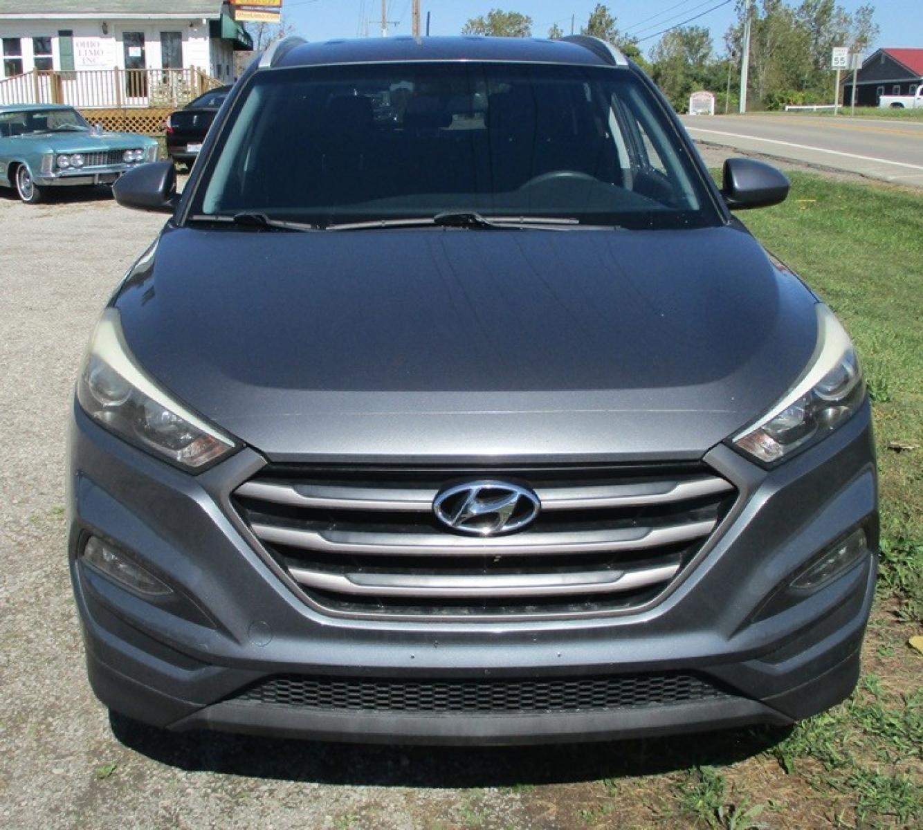 2016 Gray /Gray Hyundai Tucson SE w/Preferred Package AWD (KM8J3CA4XGU) with an 2.0L L4 DOHC 16V engine, 6A transmission, located at 1725 US-68 N, Bellefontaine, OH, 43311, (937) 592-5466, 40.387783, -83.752388 - 2016 Hyundai Tucson SE AWD, 2.0L 4 Cyl, Auto, Gray/Gray, Bucket Seats w/Power Lumbar for Driver AM/FM/CD/MP3/Bluetooth, PS w/Tilt/Cruise/Controls, Keyless Entry, PB, PL, PM, PW, Backup Camera, Traction Control - Photo #2