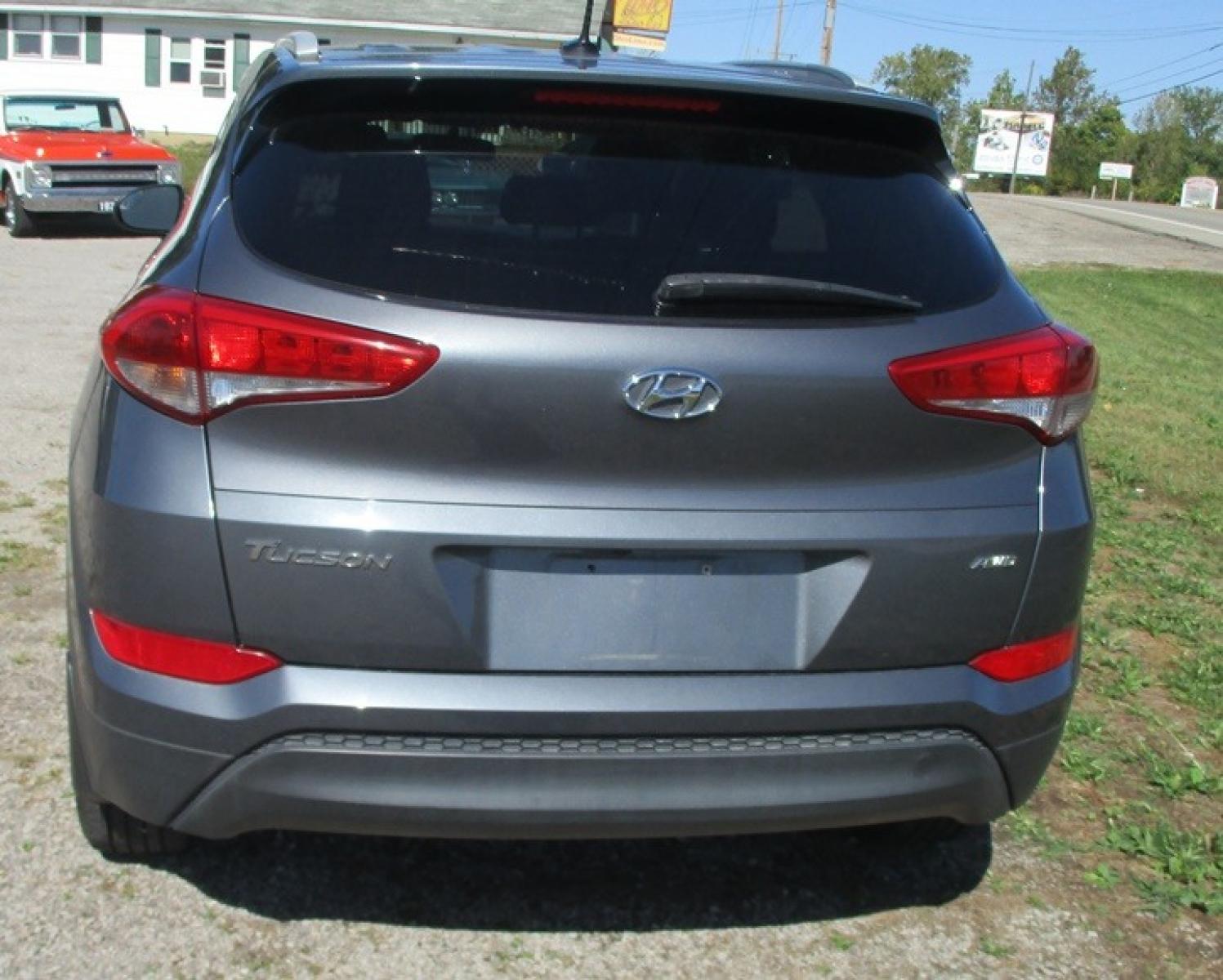 2016 Gray /Gray Hyundai Tucson SE w/Preferred Package AWD (KM8J3CA4XGU) with an 2.0L L4 DOHC 16V engine, 6A transmission, located at 1725 US-68 N, Bellefontaine, OH, 43311, (937) 592-5466, 40.387783, -83.752388 - 2016 Hyundai Tucson SE AWD, 2.0L 4 Cyl, Auto, Gray/Gray, Bucket Seats w/Power Lumbar for Driver AM/FM/CD/MP3/Bluetooth, PS w/Tilt/Cruise/Controls, Keyless Entry, PB, PL, PM, PW, Backup Camera, Traction Control - Photo #3