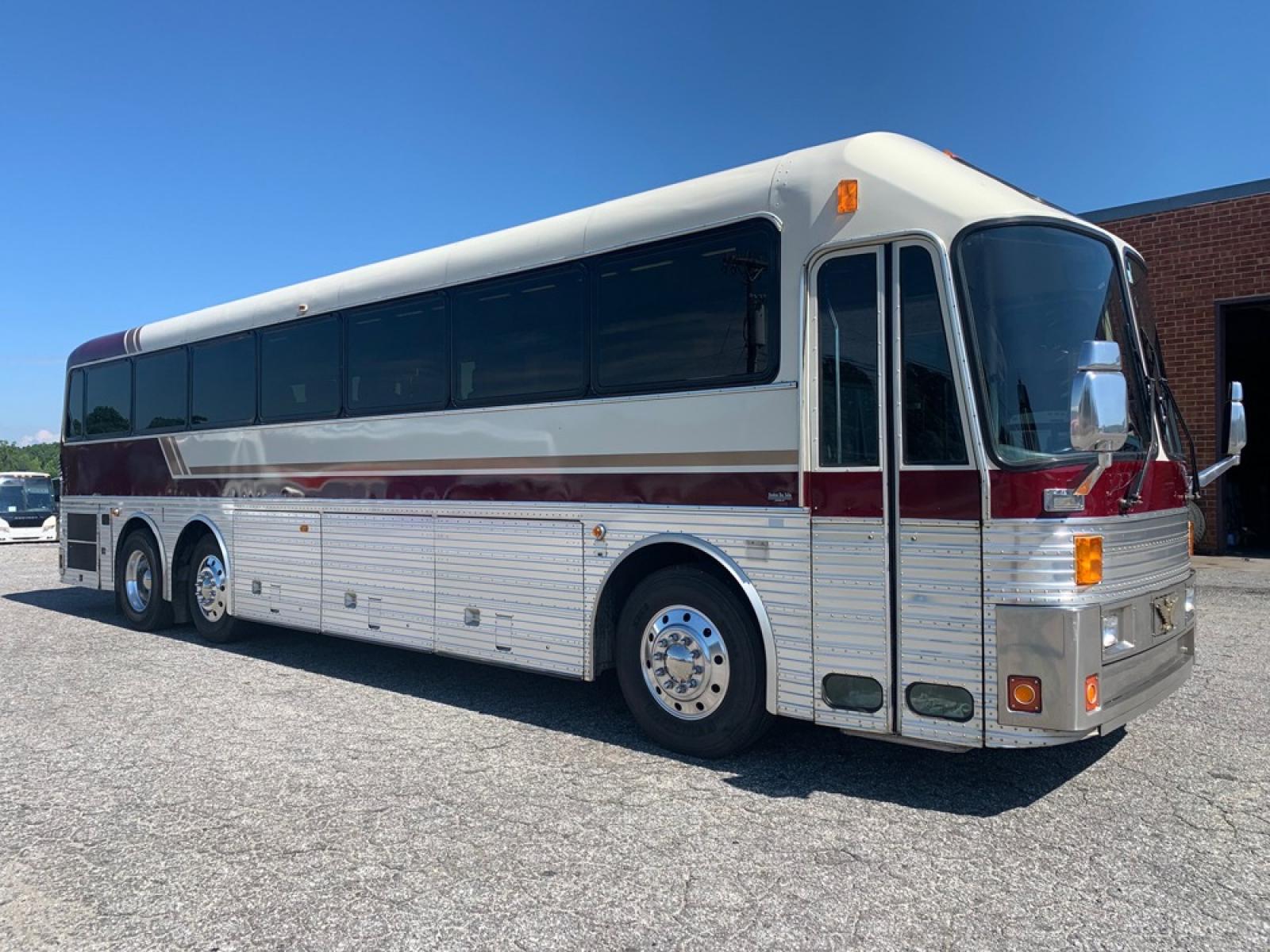 1996 White Eagle 15 Series with an Detroit Diesel Series 60 engine, Allison transmission, 0.000000, 0.000000 - 1996 EAGLE 15 Series 40’- 60 Detroit Diesel Engine, - Allison Automatic Transmission - 46 Passengers - Electric Wipers - Electric Mirrors - Alloy Wheels - 4 Monitors & DVD - Enclosed Overhead Racks – Restroom - Photo #0