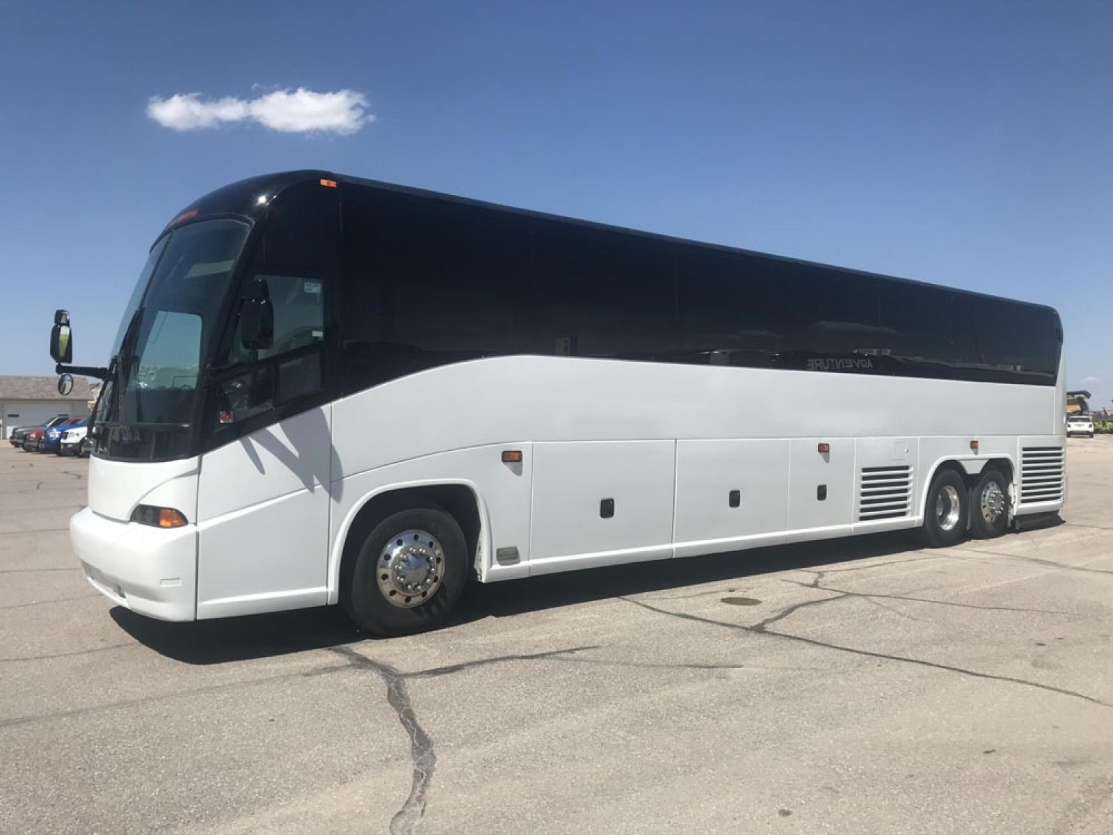 2008 White MCI J4500 with an Cummins ISM engine, ZF AUTO transmission, 0.000000, 0.000000 - Photo #1