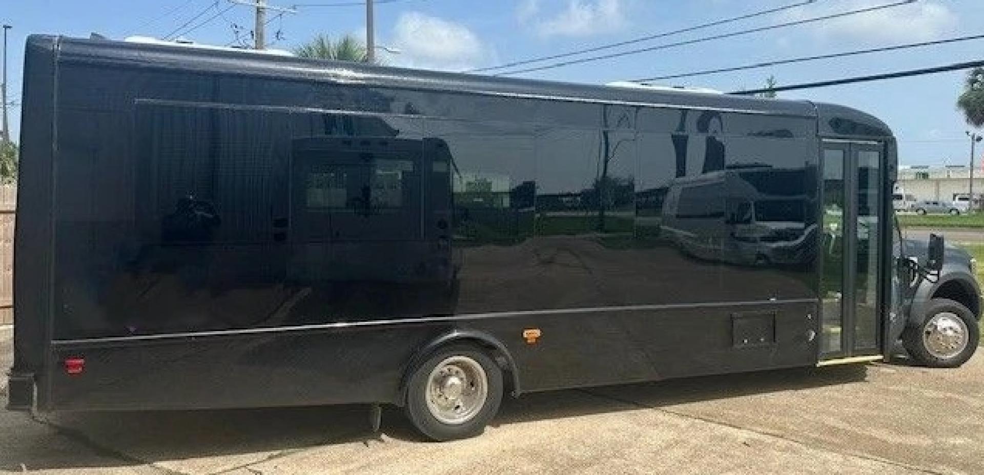 2018 Black /Black Ford F550 , 0.000000, 0.000000 - 2018 Starcraft F550 Limo by Battisti Gas Engine 72,813 miles One owner Southern Bus Seating with belts for 26 passengers in the rear Rear Luggage Wood Look flooring Rear Corner Bar w/ Self draining Ice Storage Escape HatchEgress Windows White and Blue Limo Lighting Rear Tv Upgraded Sound System Rear - Photo#1