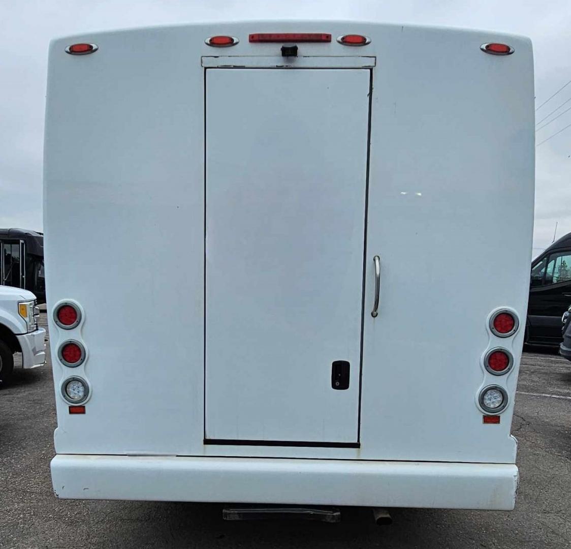 2015 White /Gray / Black Ford E450 with an Gas engine, Auto transmission, 0.000000, 0.000000 - Photo#2