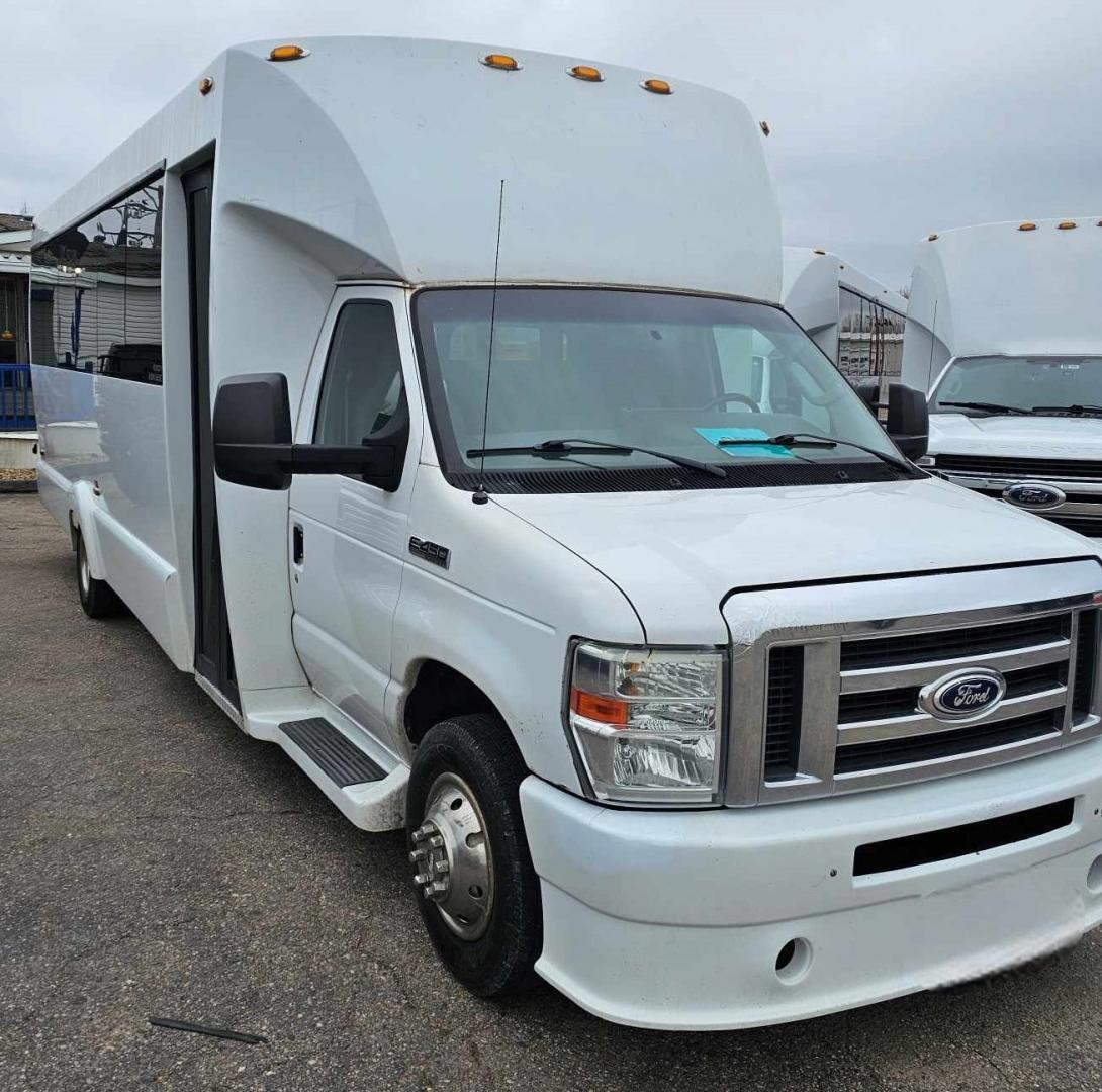 2015 White /Gray / Black Ford E450 with an Gas engine, Auto transmission, 0.000000, 0.000000 - Photo#1