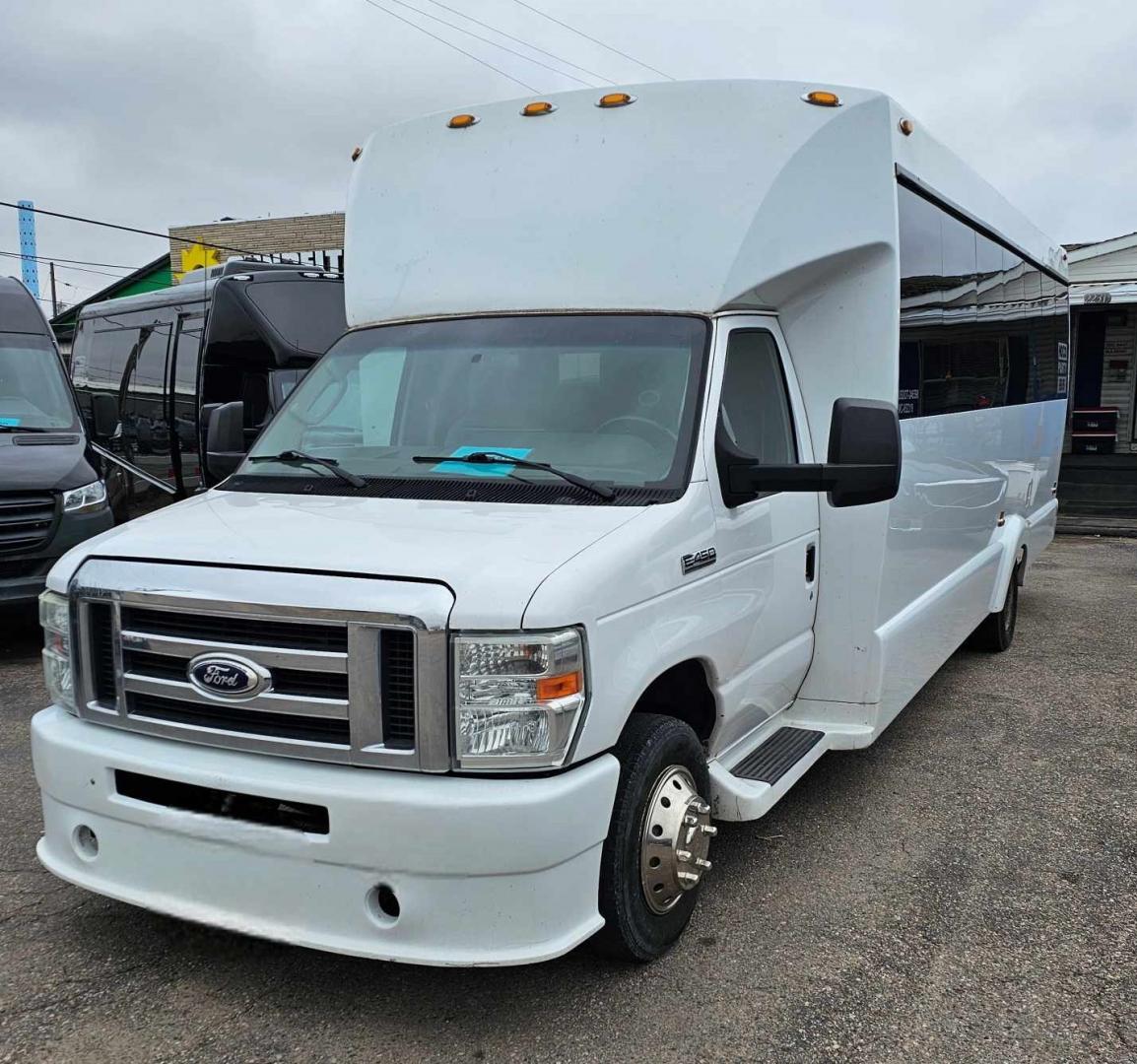 2015 White /Gray / Black Ford E450 with an Gas engine, Auto transmission, 0.000000, 0.000000 - Photo#0