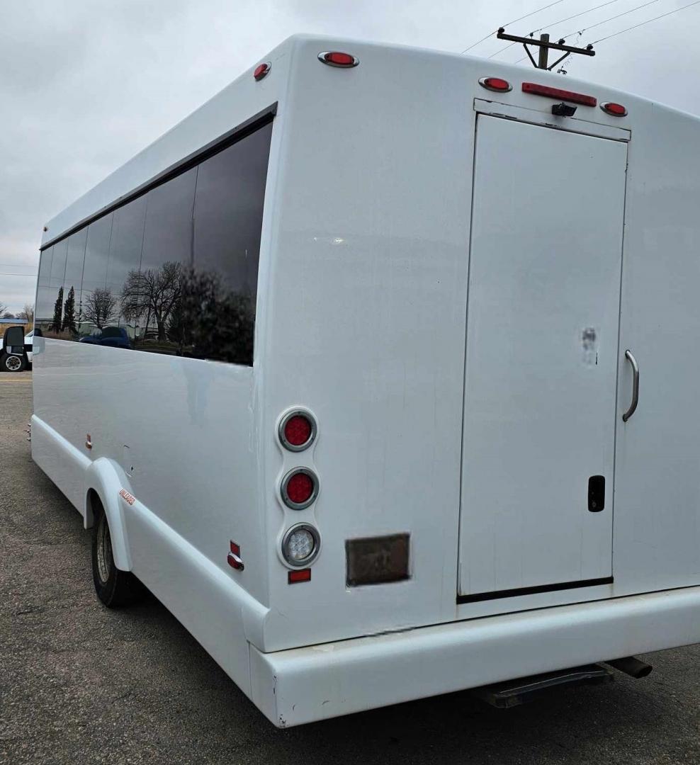 2015 White /Gray / Black Ford E450 with an Gas engine, Auto transmission, 0.000000, 0.000000 - Photo#3
