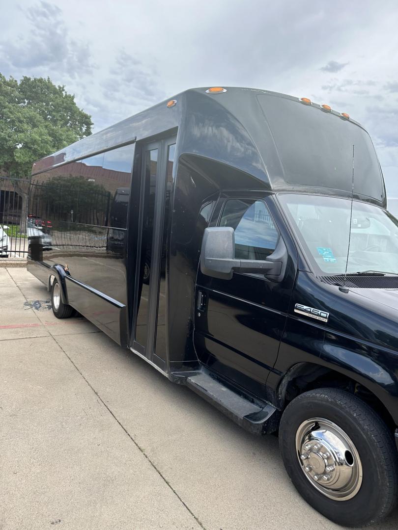 2017 Black /Black Ford E450 with an Gas engine, Auto transmission, 0.000000, 0.000000 - 2017 FORD E450 TIFFANY COACHWORKS EXECUTIVE SHUTTLE 194,000 MILES BLACK EXECUTIVE SEATS AISLE ARMREST LAP BELTS RECLINER SEATS WOOD LOOK FLOORING WINDOW SHADES OVERHEAD RACKS REAR LUGGAGE 23 REAR PASS PLUS DRIVER AND COPLIT (25) TOTAL V-10 GAS AND MUCH MORE! LOCATED IN TEXAS - Photo#2