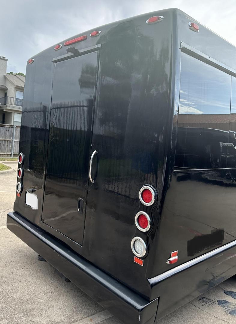2017 Black /Black Ford E450 with an Gas engine, Auto transmission, 0.000000, 0.000000 - 2017 FORD E450 TIFFANY COACHWORKS EXECUTIVE SHUTTLE 194,000 MILES BLACK EXECUTIVE SEATS AISLE ARMREST LAP BELTS RECLINER SEATS WOOD LOOK FLOORING WINDOW SHADES OVERHEAD RACKS REAR LUGGAGE 23 REAR PASS PLUS DRIVER AND COPLIT (25) TOTAL V-10 GAS AND MUCH MORE! LOCATED IN TEXAS - Photo#4