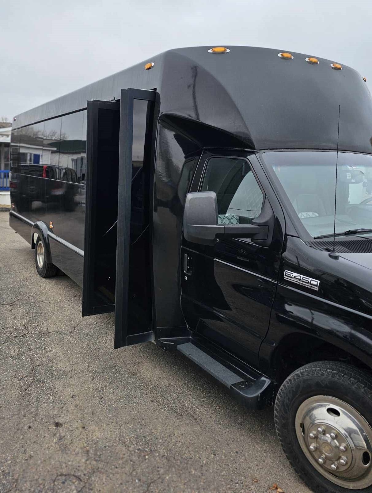 photo of 2016 FORD E450 BLACK 