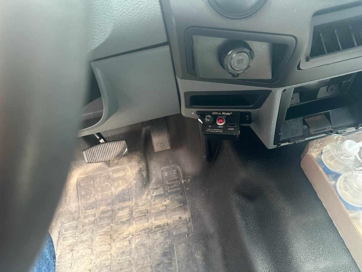 2016 White /Black Ford F550 with an Diesel engine, Auto transmission, 0.000000, 0.000000 - WELL MAINTAINED - ONE OWNER 2016 GRECH F550 GM33 MILEAGE - 151475 DIESEL WHITE / BLACK NEW DIAMOND STITCHED SEATS NEW TURBO NEW DEF NEW WATER PUMP NEW EXHAUST NEW FRONT TIRES LIMO STYLE SEATS AND BAR ULTRA RIDE AIR SYSTEM FRAMELESS COACH WINDOWS PREMIUM SOUND SYSTEM WOOD LOOK FLOORING LED INTERIOR L - Photo#9