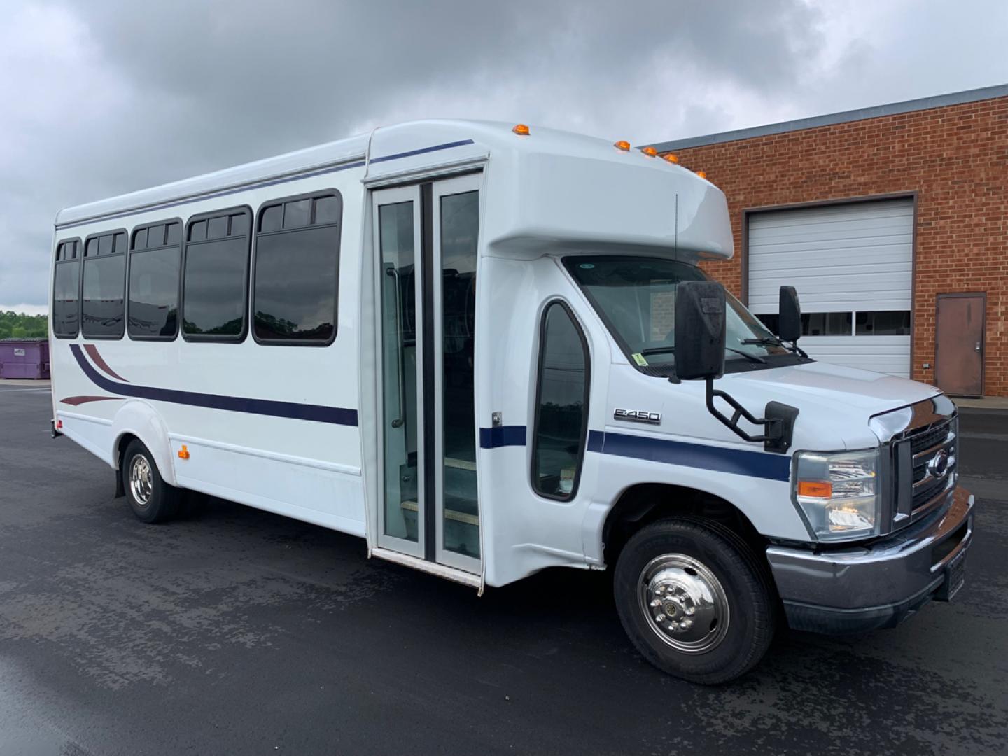 2010 White /Red/Gray Ford E450 with an V10 engine, Auto transmission, 0.000000, 0.000000 - 2010 Ford E-450 – Goshen Coach - 25 Passengers + Driver - 6.8L V10 Engine – Automatic - High Back Reclining Seats – Seat Belts -Electric Entrance Doors – Overhead Storage – Reading Lights – Front/Rear AC – Stainless Wheel Simulators - Photo#0