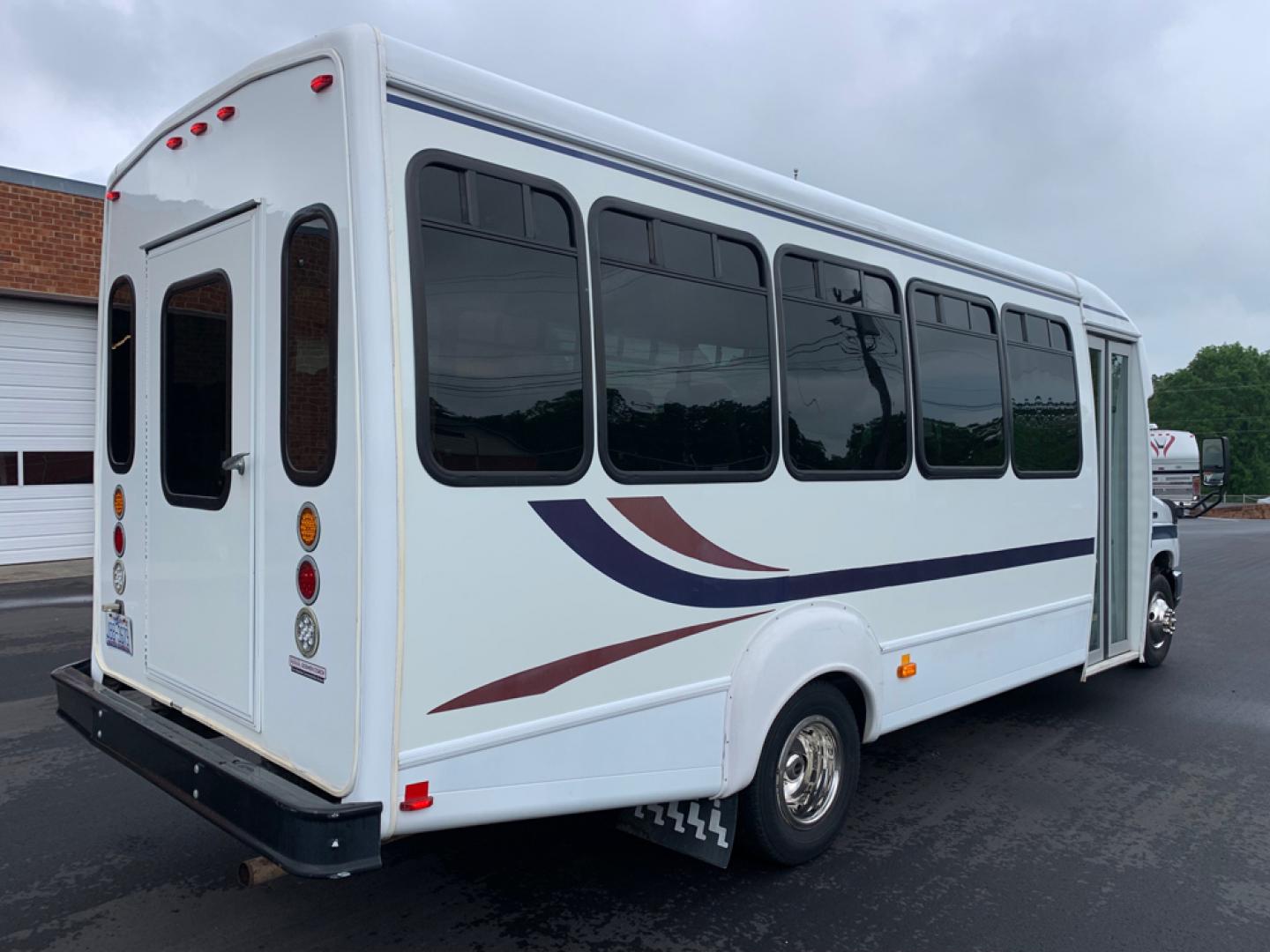 2010 White /Red/Gray Ford E450 with an V10 engine, Auto transmission, 0.000000, 0.000000 - 2010 Ford E-450 – Goshen Coach - 25 Passengers + Driver - 6.8L V10 Engine – Automatic - High Back Reclining Seats – Seat Belts -Electric Entrance Doors – Overhead Storage – Reading Lights – Front/Rear AC – Stainless Wheel Simulators - Photo#2