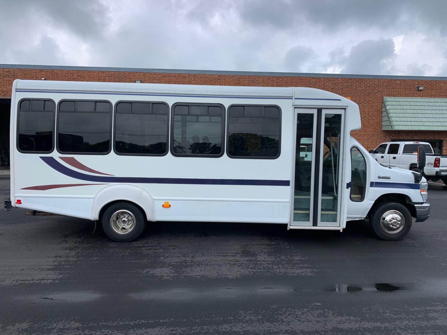 2010 White /Red/Gray Ford E450 with an V10 engine, Auto transmission, 0.000000, 0.000000 - 2010 Ford E-450 – Goshen Coach - 25 Passengers + Driver - 6.8L V10 Engine – Automatic - High Back Reclining Seats – Seat Belts -Electric Entrance Doors – Overhead Storage – Reading Lights – Front/Rear AC – Stainless Wheel Simulators - Photo#1