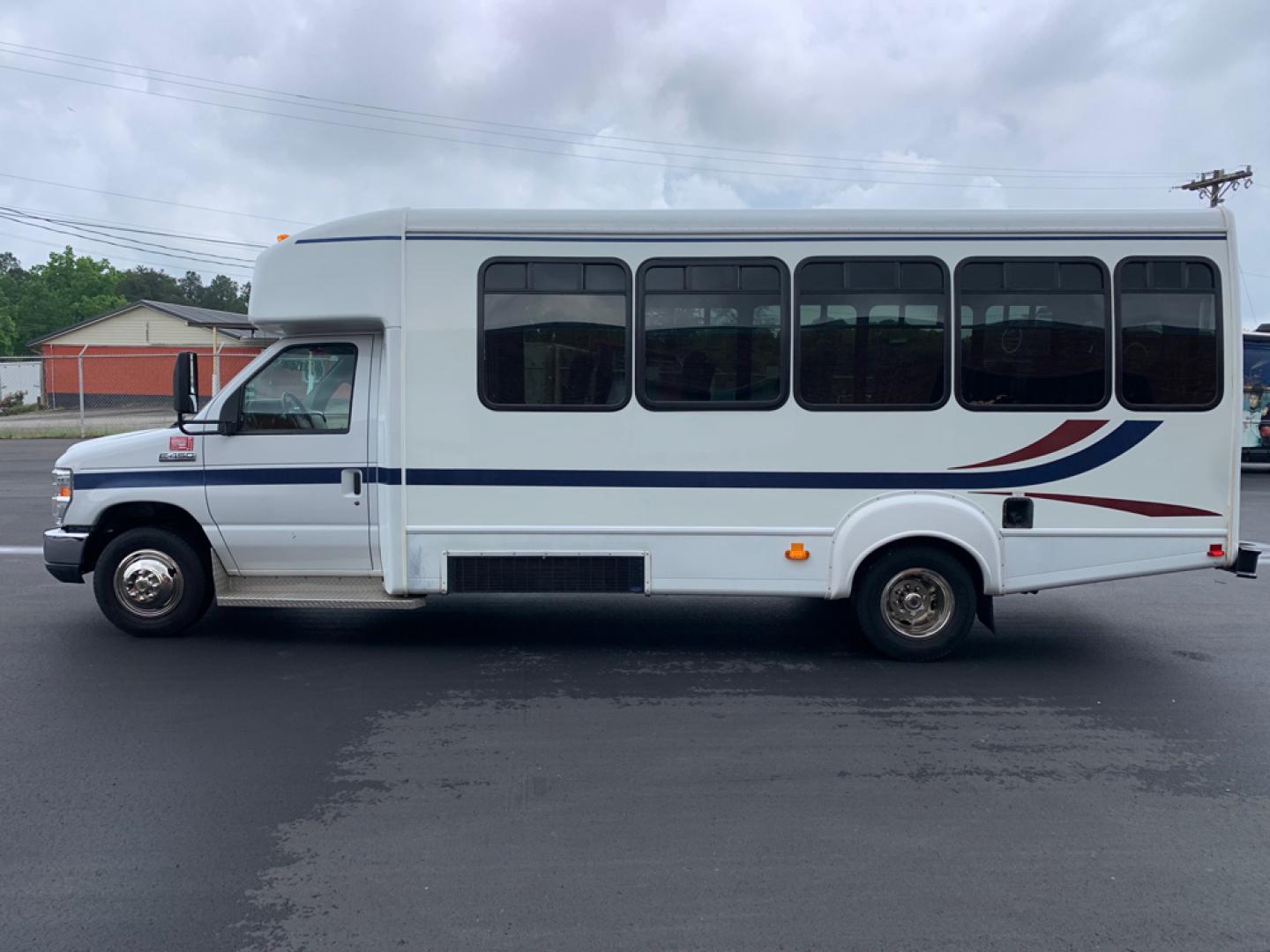 2010 White /Red/Gray Ford E450 with an V10 engine, Auto transmission, 0.000000, 0.000000 - 2010 Ford E-450 – Goshen Coach - 25 Passengers + Driver - 6.8L V10 Engine – Automatic - High Back Reclining Seats – Seat Belts -Electric Entrance Doors – Overhead Storage – Reading Lights – Front/Rear AC – Stainless Wheel Simulators - Photo#4