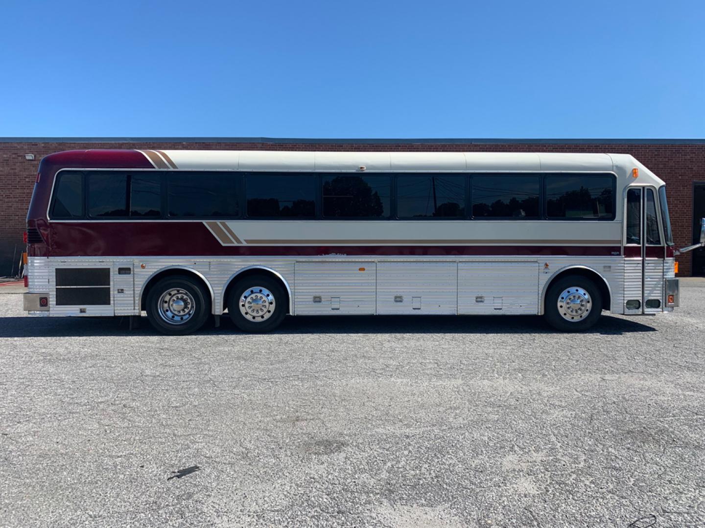 1986 White /Gray/Blue Eagle 15 Series with an Series 69 Detroit Diesel engine, Allison transmission, 0.000000, 0.000000 - 1996 EAGLE 15 Series 40’- 60 Detroit Diesel Engine, - Allison Automatic Transmission - 46 Passengers - Electric Wipers - Electric Mirrors - Alloy Wheels - 4 Monitors & DVD - Enclosed Overhead Racks – Restroom - 2 Owner Coach - Photo#1