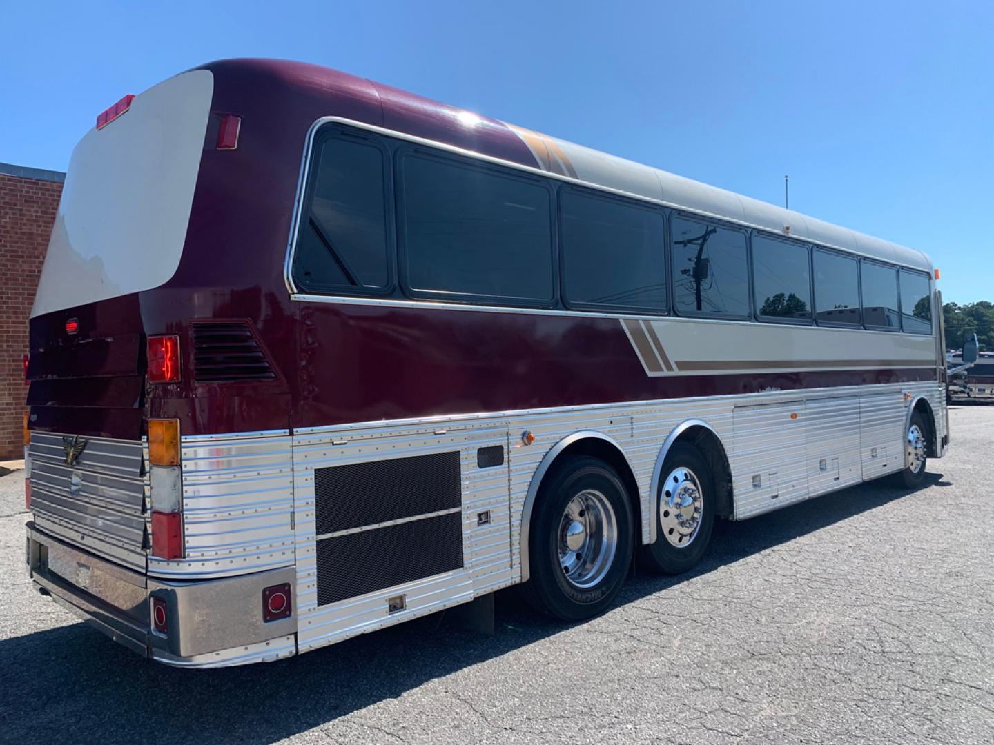 1986 White /Gray/Blue Eagle 15 Series with an Series 69 Detroit Diesel engine, Allison transmission, 0.000000, 0.000000 - 1996 EAGLE 15 Series 40’- 60 Detroit Diesel Engine, - Allison Automatic Transmission - 46 Passengers - Electric Wipers - Electric Mirrors - Alloy Wheels - 4 Monitors & DVD - Enclosed Overhead Racks – Restroom - 2 Owner Coach - Photo#3