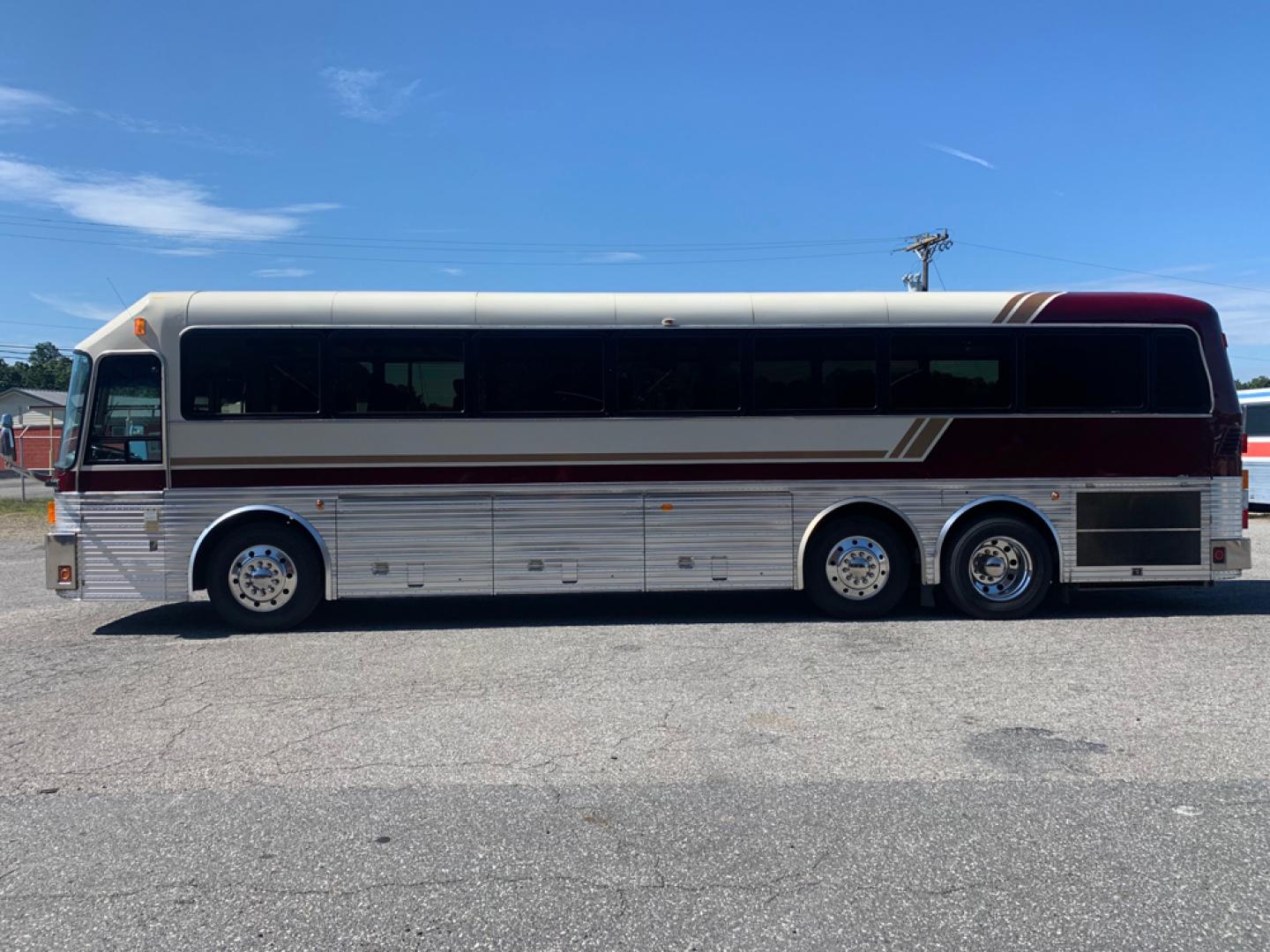 1986 White /Gray/Blue Eagle 15 Series with an Series 69 Detroit Diesel engine, Allison transmission, 0.000000, 0.000000 - 1996 EAGLE 15 Series 40’- 60 Detroit Diesel Engine, - Allison Automatic Transmission - 46 Passengers - Electric Wipers - Electric Mirrors - Alloy Wheels - 4 Monitors & DVD - Enclosed Overhead Racks – Restroom - 2 Owner Coach - Photo#5