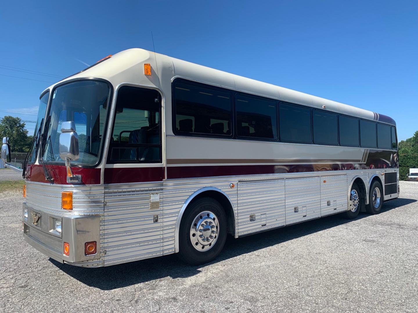 1986 White /Gray/Blue Eagle 15 Series with an Series 69 Detroit Diesel engine, Allison transmission, 0.000000, 0.000000 - 1996 EAGLE 15 Series 40’- 60 Detroit Diesel Engine, - Allison Automatic Transmission - 46 Passengers - Electric Wipers - Electric Mirrors - Alloy Wheels - 4 Monitors & DVD - Enclosed Overhead Racks – Restroom - 2 Owner Coach - Photo#6