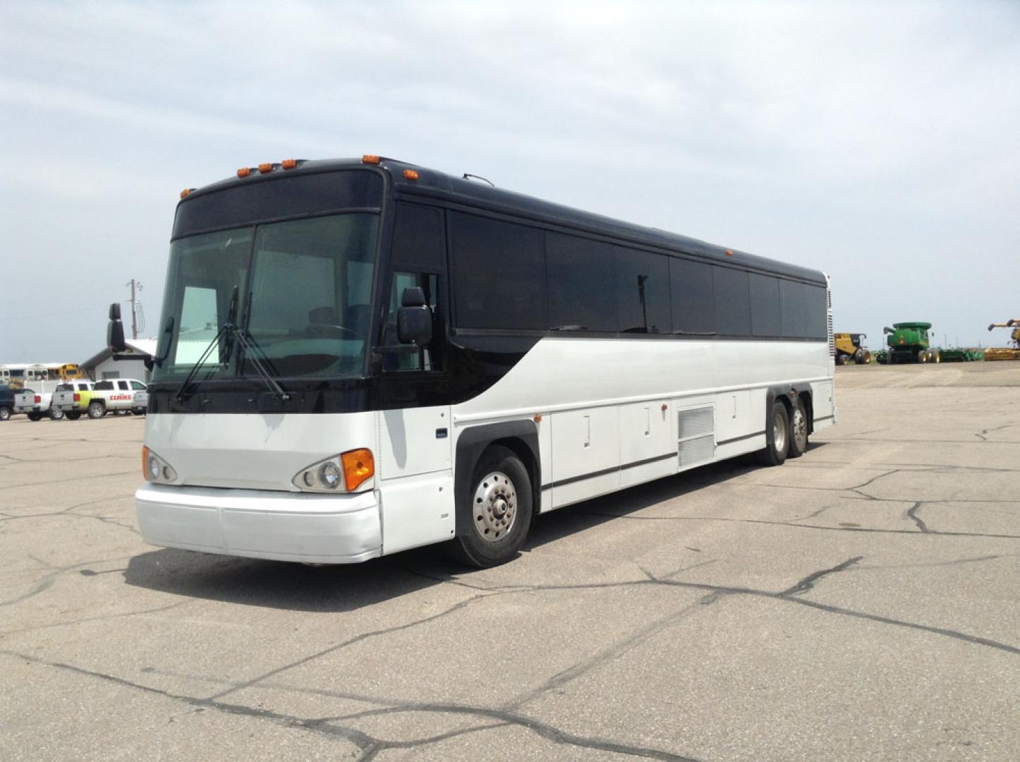 2000 White /Blue MCI 102-DL3 with an Series 60 Detroit Diesel engine, Allison transmission, 0.000000, 0.000000 - 2000 MCI 102-DL3 - Series 60 Diesel Engine - Allison Auto Trans. - 45' - 55 Passengers - Flat Screens and DVD - Aluminum Wheels - Enclosed parcel racks – Restroom - New Paint - New Interior - Photo#1