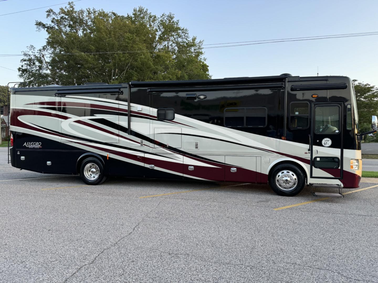 2014 /Tan Allegro Red 38 QRA with an Cummins 6.7 engine, Allison transmission, 0.000000, 0.000000 - 2014 Allegro Red 38 QRA – Cummins 6.7L Diesel Engine – Allison Automatic Transmission – 2 Roof A/C Units – 8KW Onan Generator – Aluminum Wheels – 4 Slides – Front Lounge – Kitchen – 2 Restrooms w/shower – Rear Bedroom – Garage Kept - Photo#2