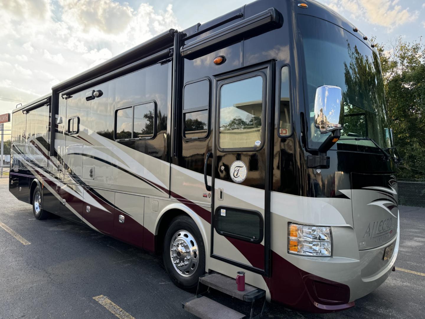 2014 /Tan Allegro Red 38 QRA with an Cummins 6.7 engine, Allison transmission, 0.000000, 0.000000 - 2014 Allegro Red 38 QRA – Cummins 6.7L Diesel Engine – Allison Automatic Transmission – 2 Roof A/C Units – 8KW Onan Generator – Aluminum Wheels – 4 Slides – Front Lounge – Kitchen – 2 Restrooms w/shower – Rear Bedroom – Garage Kept - Photo#0