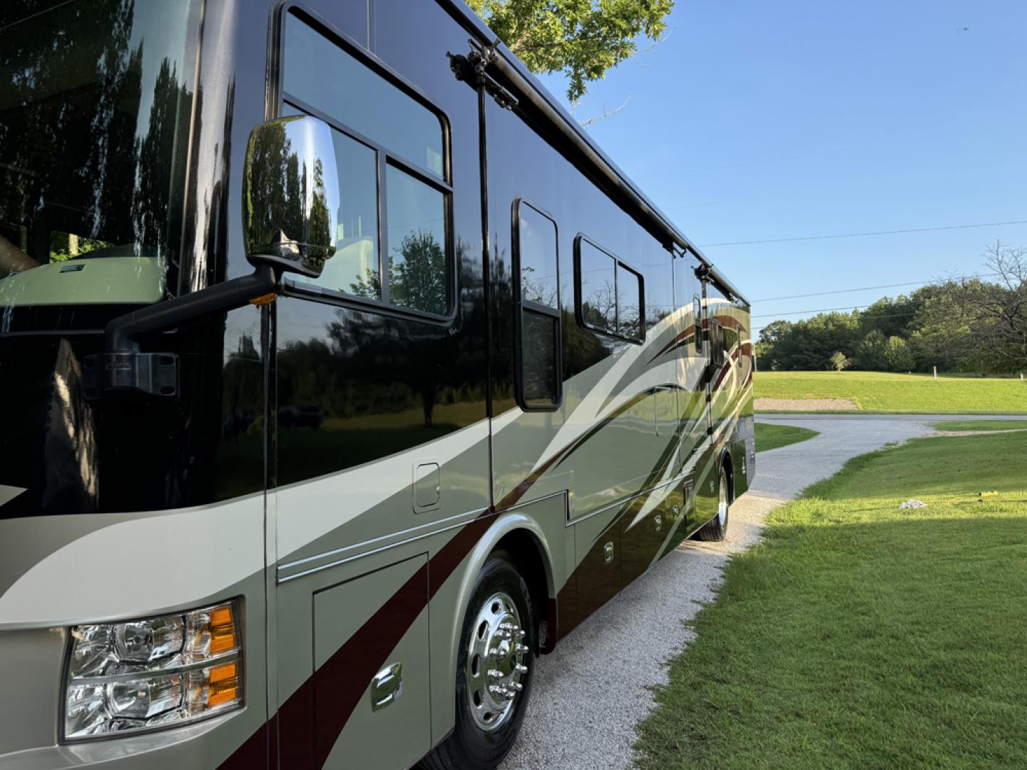 2014 /Tan Allegro Red 38 QRA with an Cummins 6.7 engine, Allison transmission, 0.000000, 0.000000 - 2014 Allegro Red 38 QRA – Cummins 6.7L Diesel Engine – Allison Automatic Transmission – 2 Roof A/C Units – 8KW Onan Generator – Aluminum Wheels – 4 Slides – Front Lounge – Kitchen – 2 Restrooms w/shower – Rear Bedroom – Garage Kept - Photo#3