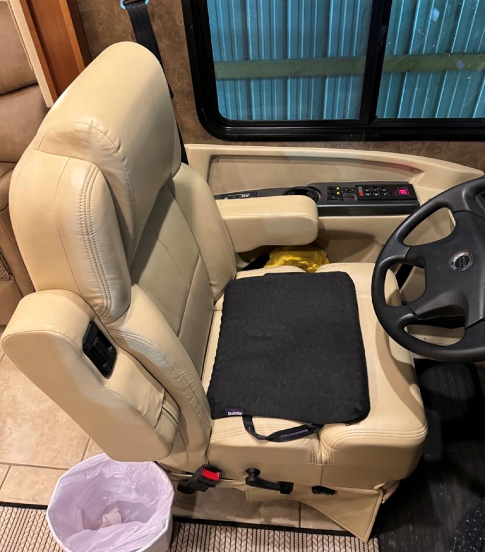 2014 /Tan Allegro Red 38 QRA with an Cummins 6.7 engine, Allison transmission, 0.000000, 0.000000 - 2014 Allegro Red 38 QRA – Cummins 6.7L Diesel Engine – Allison Automatic Transmission – 2 Roof A/C Units – 8KW Onan Generator – Aluminum Wheels – 4 Slides – Front Lounge – Kitchen – 2 Restrooms w/shower – Rear Bedroom – Garage Kept - Photo#4