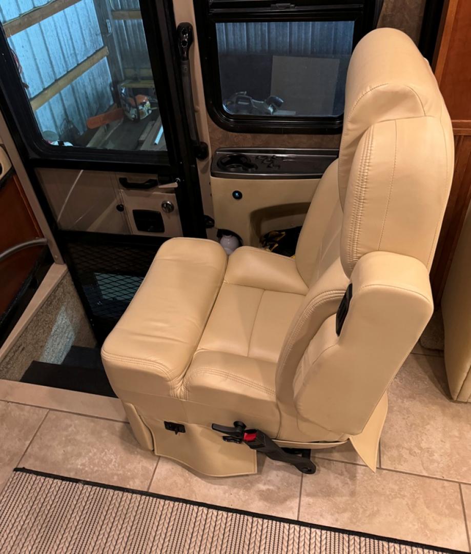 2014 /Tan Allegro Red 38 QRA with an Cummins 6.7 engine, Allison transmission, 0.000000, 0.000000 - 2014 Allegro Red 38 QRA – Cummins 6.7L Diesel Engine – Allison Automatic Transmission – 2 Roof A/C Units – 8KW Onan Generator – Aluminum Wheels – 4 Slides – Front Lounge – Kitchen – 2 Restrooms w/shower – Rear Bedroom – Garage Kept - Photo#5