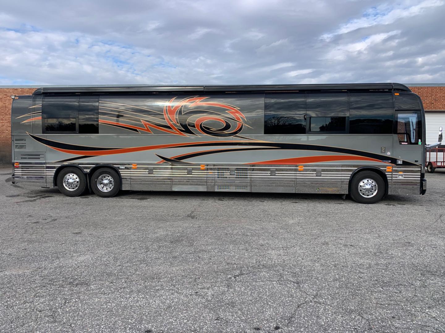 2007 Prevost XLII with an Series 60 Detroit Diesel engine, Allison transmission, 0.000000, 0.000000 - Photo#2