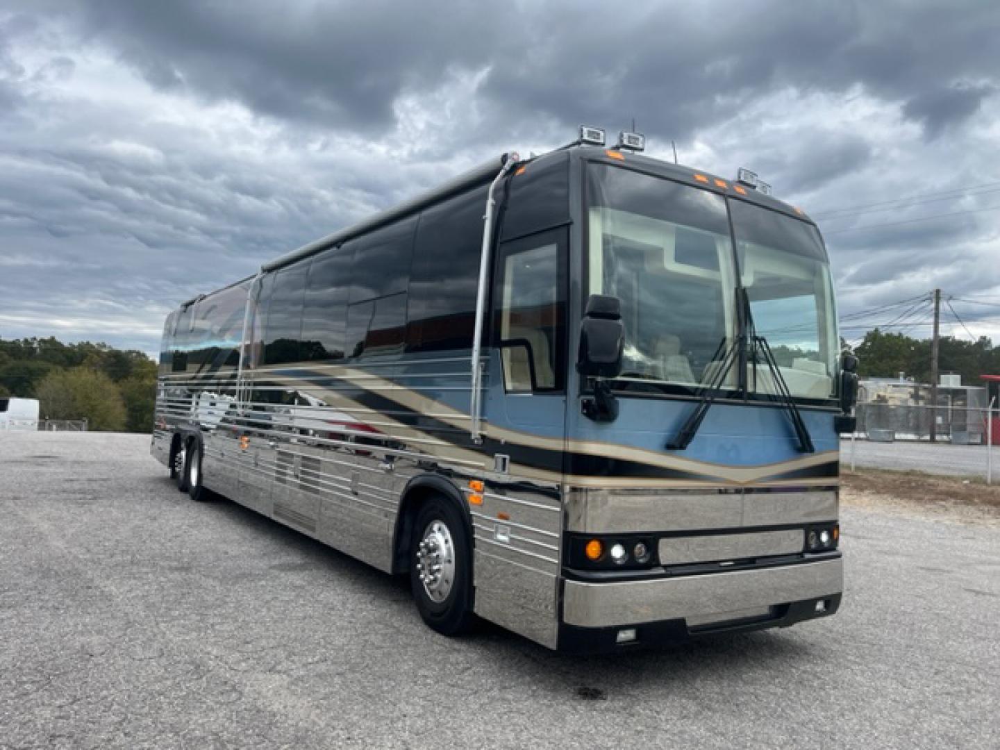 2001 Prevost XLII with an Series 60 Detroit Diesel engine, Allison transmission, 0.000000, 0.000000 - 2001 Prevost XL-II Series - Thompson Coach Conversion - - 45' Long - 60 Detroit Diesel Engine - Allison Automatic Transmission - Front Lounge – Kitchen - Restroom with Shower - Rear Bedroom - Washer/Dryer - 17.5KW Power Tech Generator - 3 Roof A/C's – Awning - Aluminum Wheels - - Photo#0