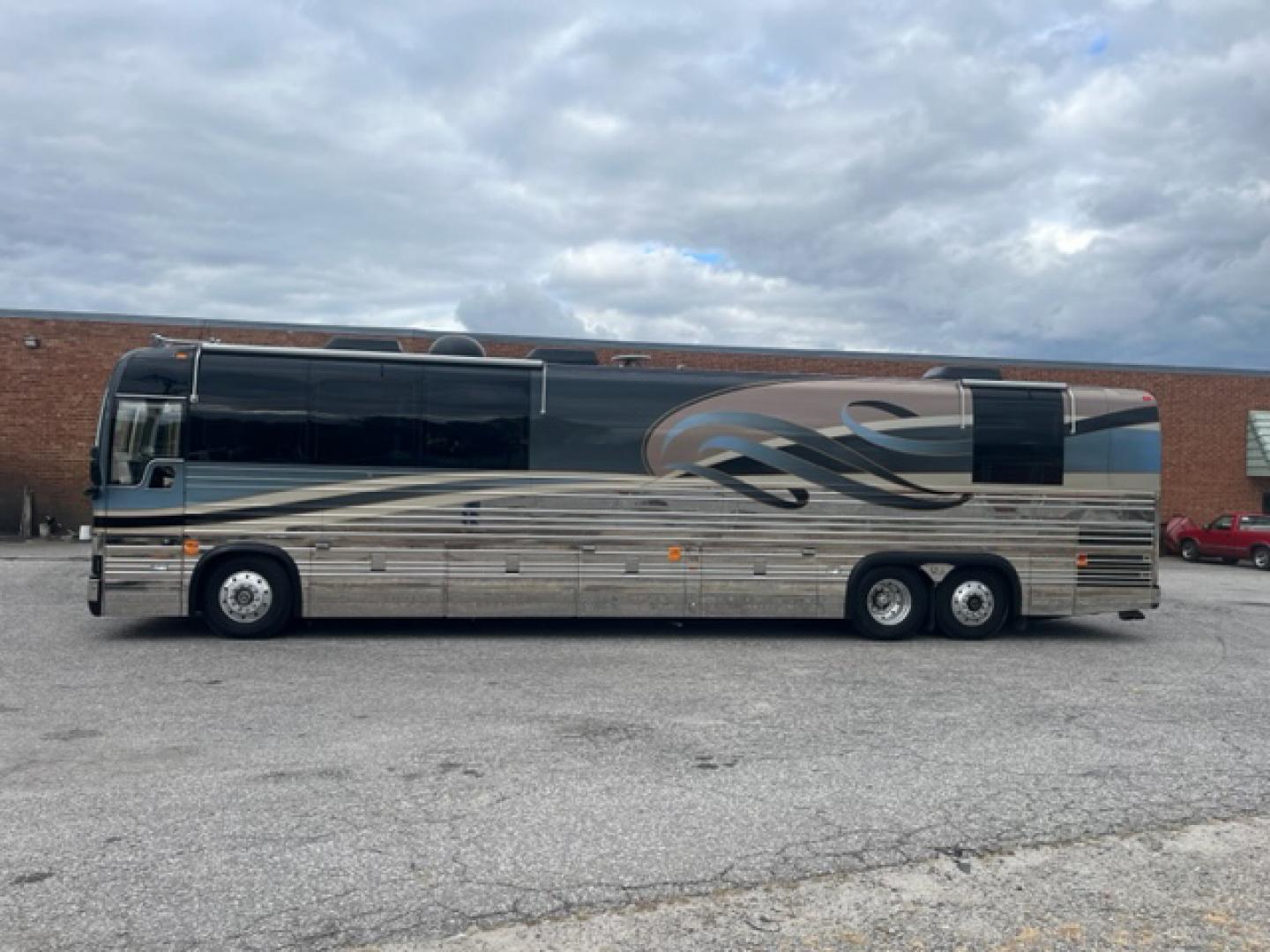 2001 Prevost XLII with an Series 60 Detroit Diesel engine, Allison transmission, 0.000000, 0.000000 - 2001 Prevost XL-II Series - Thompson Coach Conversion - - 45' Long - 60 Detroit Diesel Engine - Allison Automatic Transmission - Front Lounge – Kitchen - Restroom with Shower - Rear Bedroom - Washer/Dryer - 17.5KW Power Tech Generator - 3 Roof A/C's – Awning - Aluminum Wheels - - Photo#2