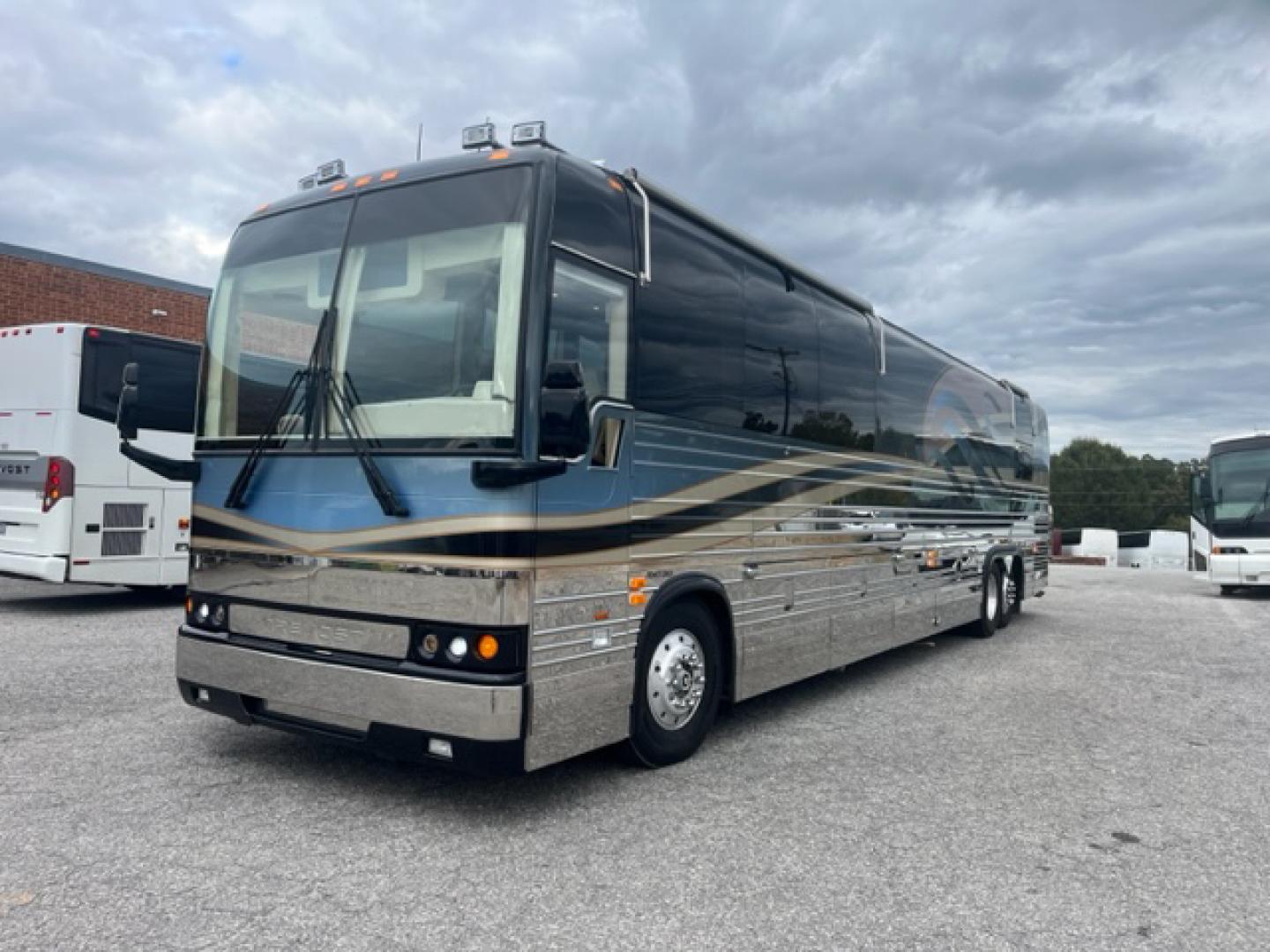 2001 Prevost XLII with an Series 60 Detroit Diesel engine, Allison transmission, 0.000000, 0.000000 - 2001 Prevost XL-II Series - Thompson Coach Conversion - - 45' Long - 60 Detroit Diesel Engine - Allison Automatic Transmission - Front Lounge – Kitchen - Restroom with Shower - Rear Bedroom - Washer/Dryer - 17.5KW Power Tech Generator - 3 Roof A/C's – Awning - Aluminum Wheels - - Photo#3